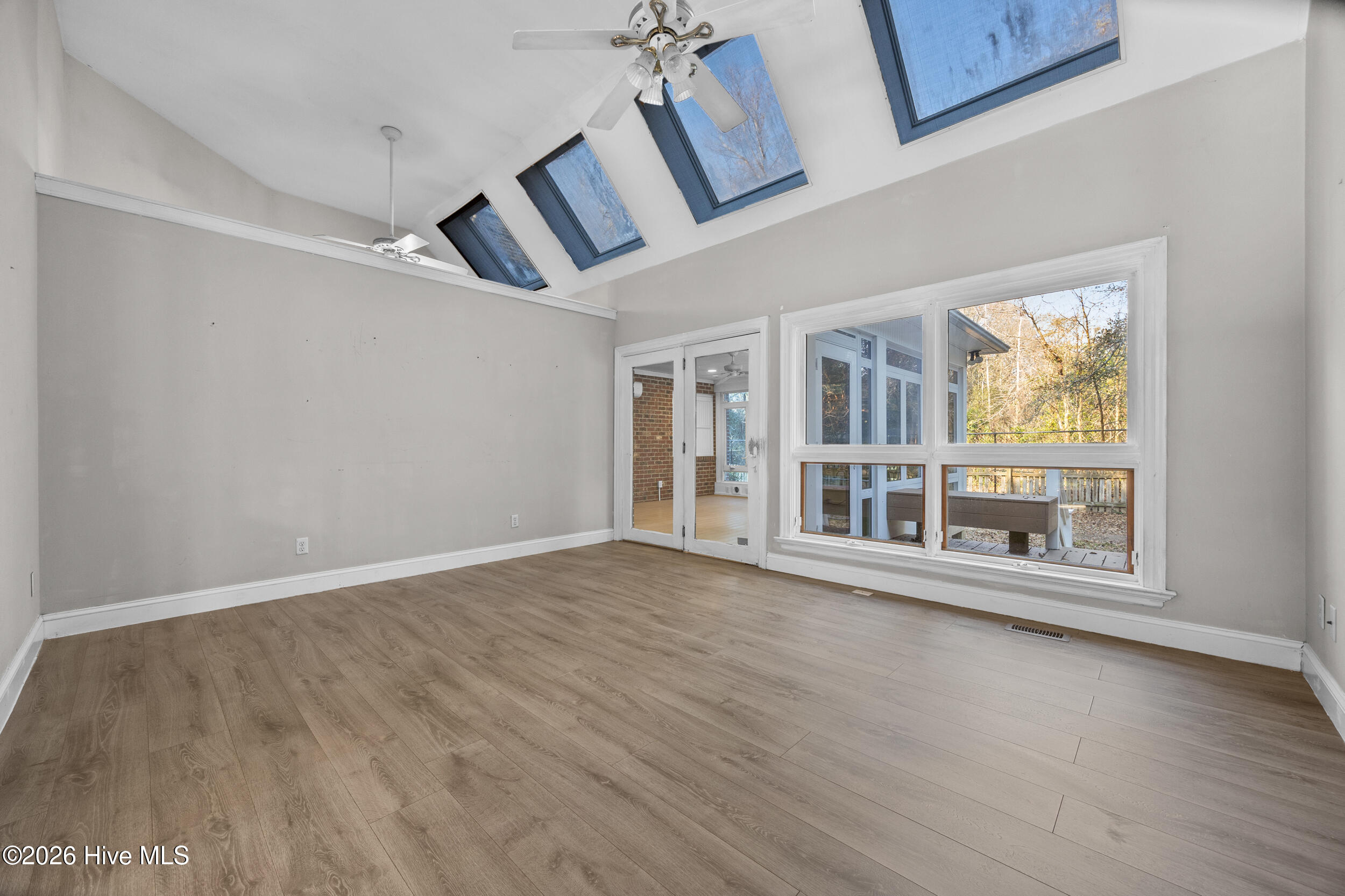 100554944 | Photo 23