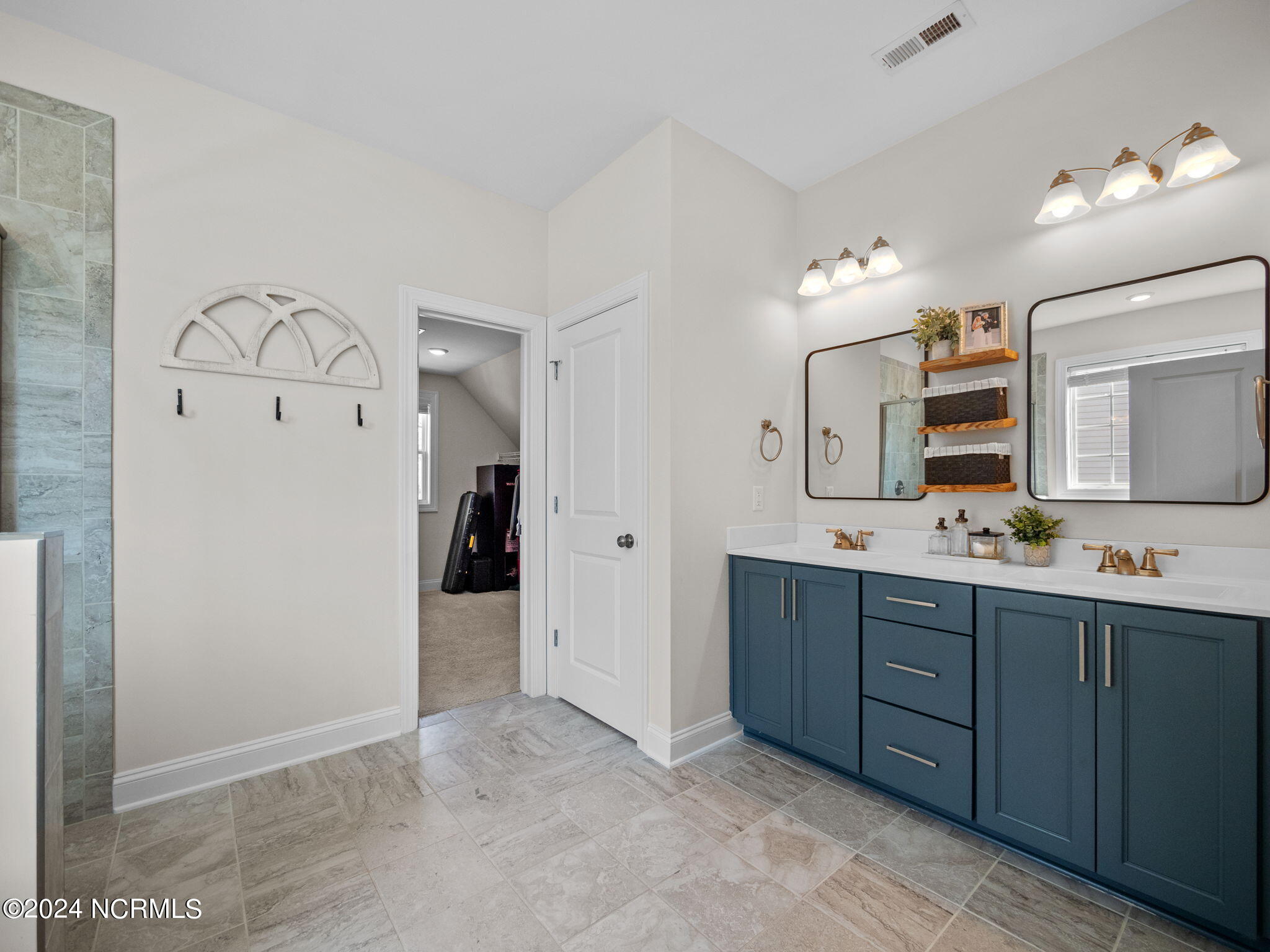 100564984 | Photo 26