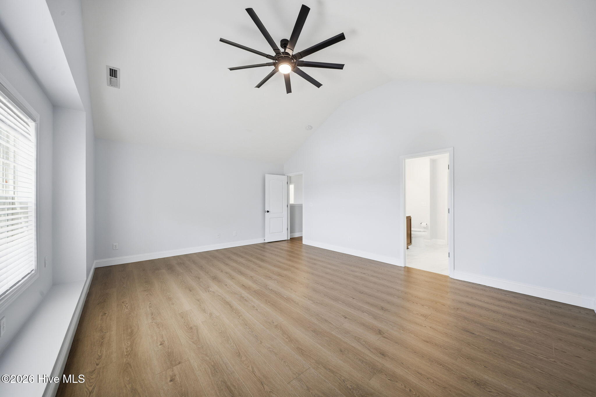 100566874 | Photo 33