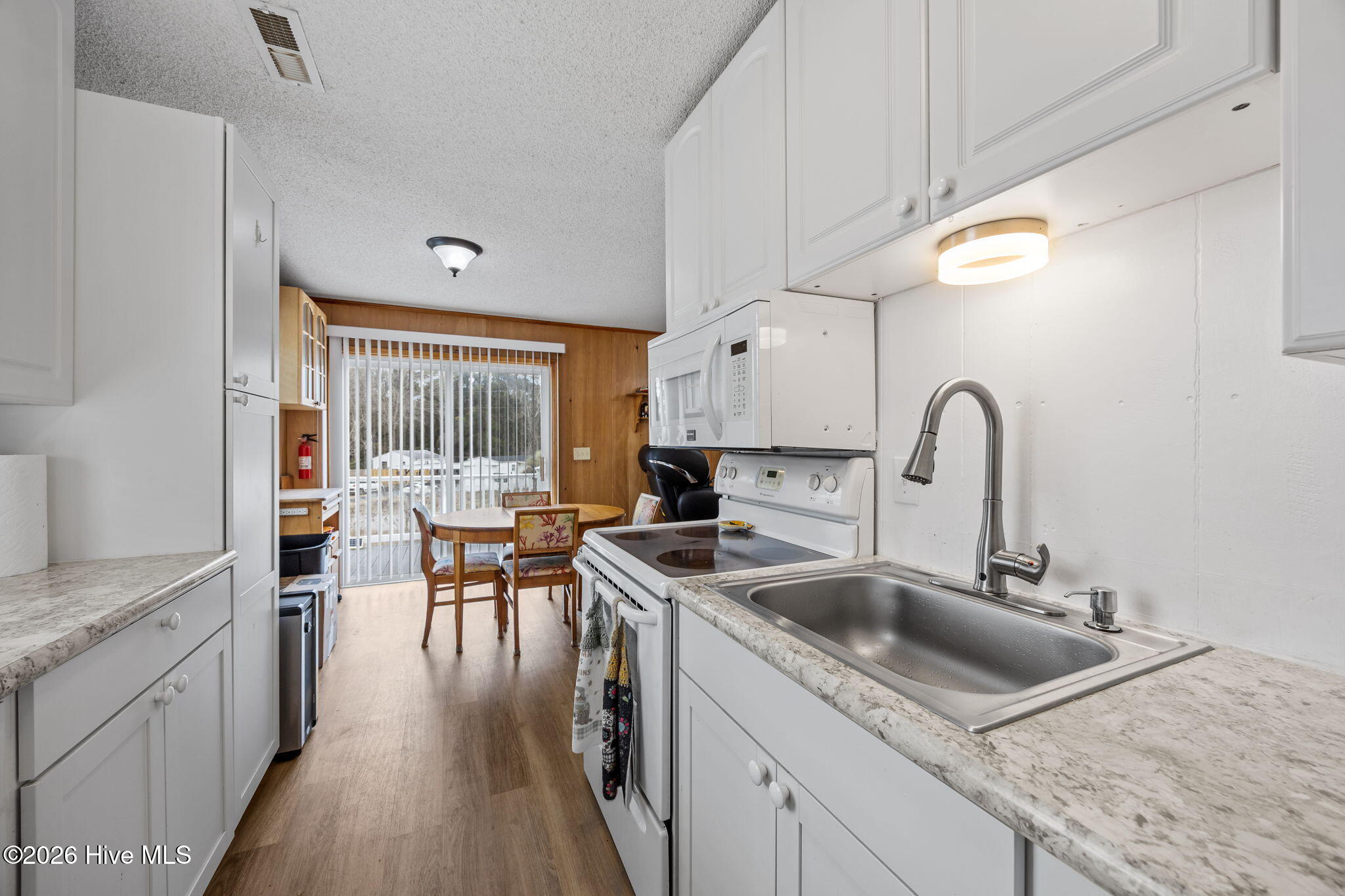 100555890 | Photo 10