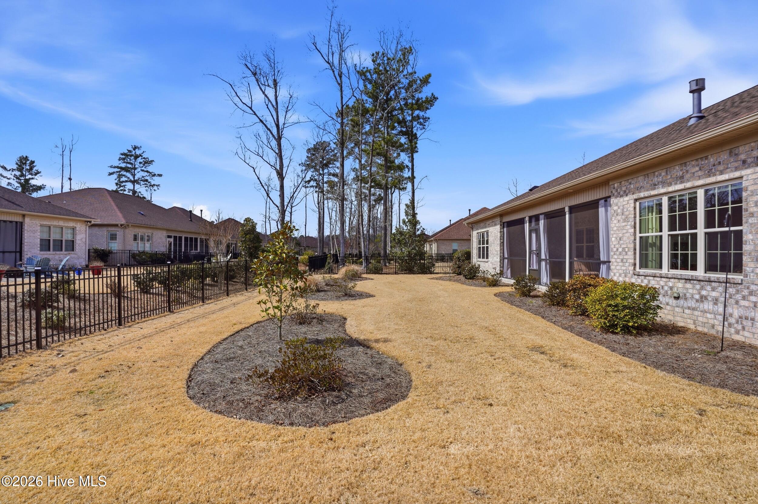 100560979 | Photo 44