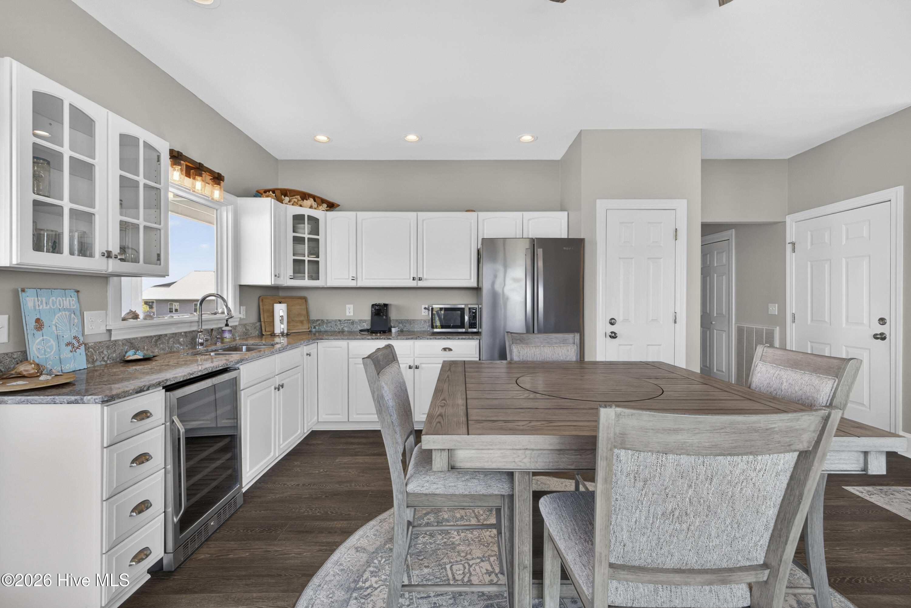 100568247 | Photo 37