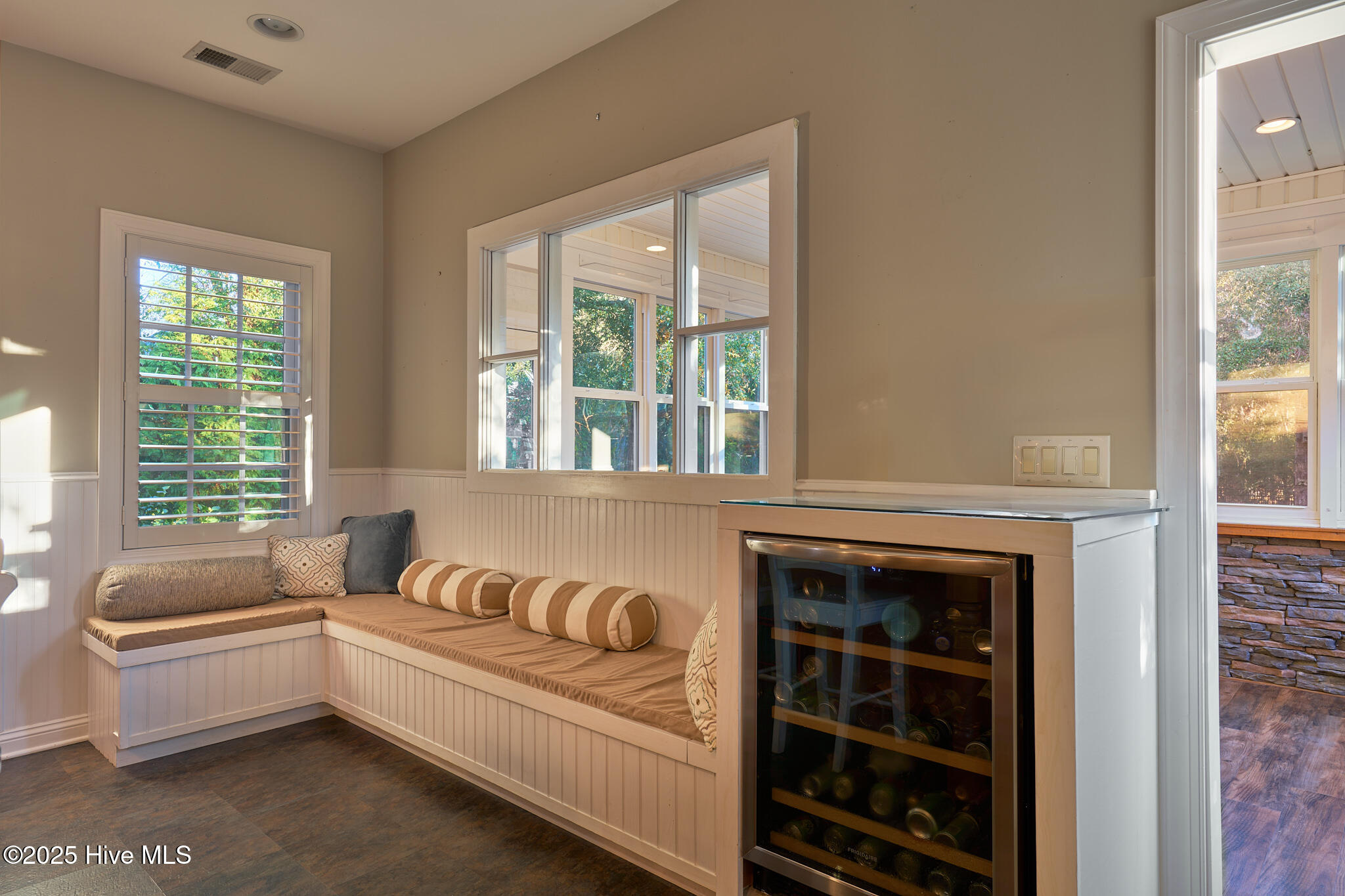 100542410 | Photo 14