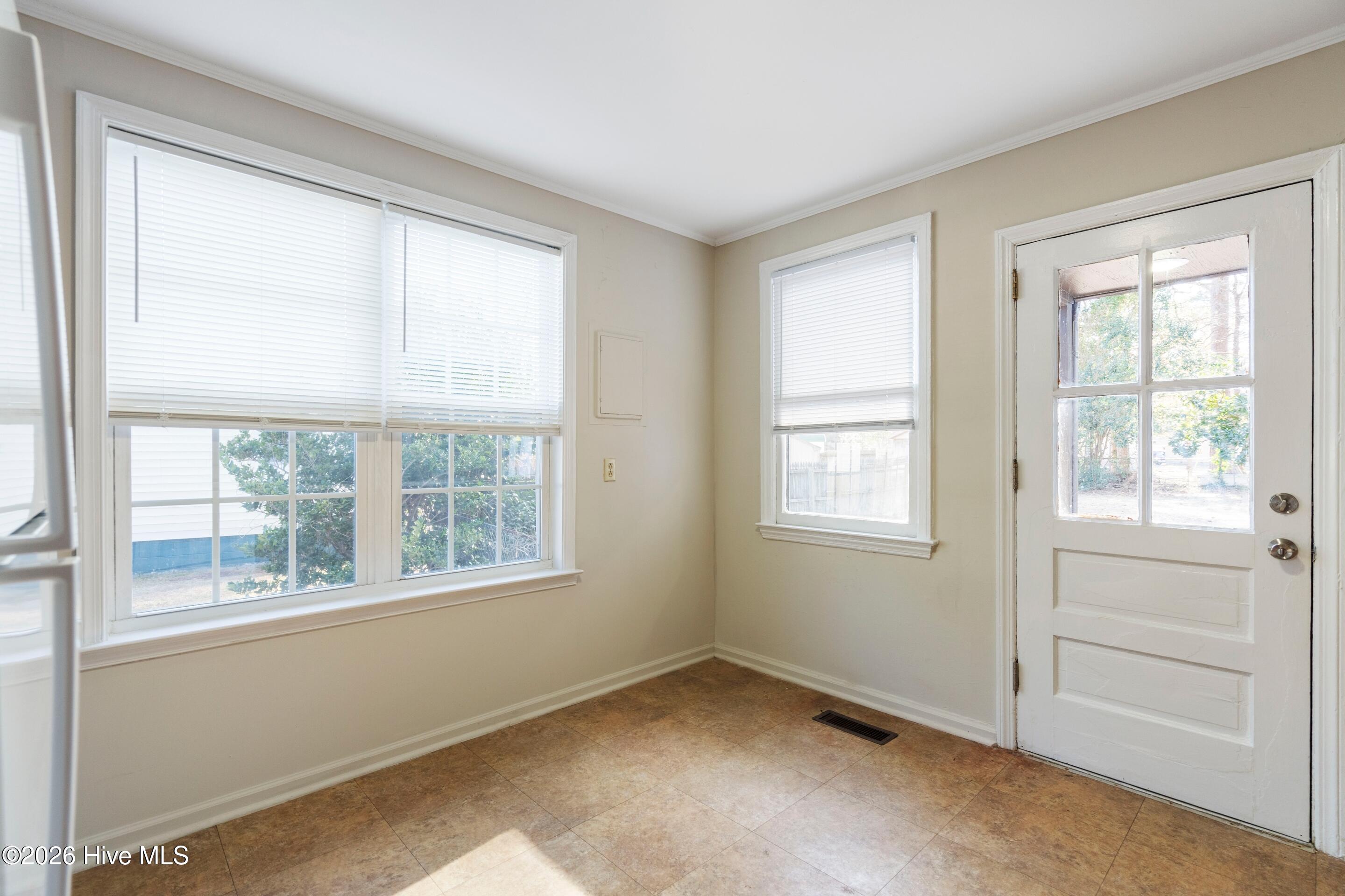 100547310 | Photo 11