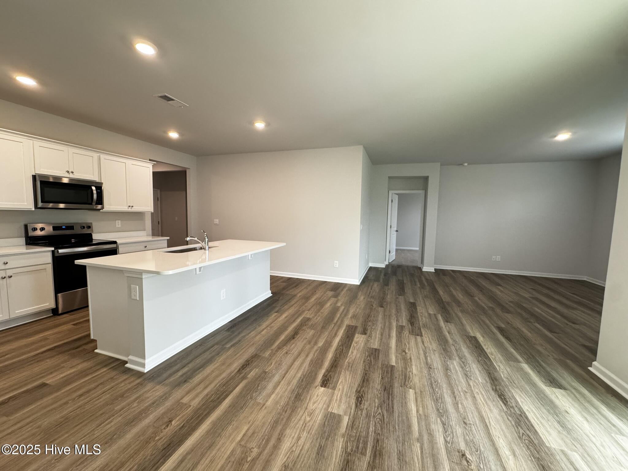 100565961 | Photo 12