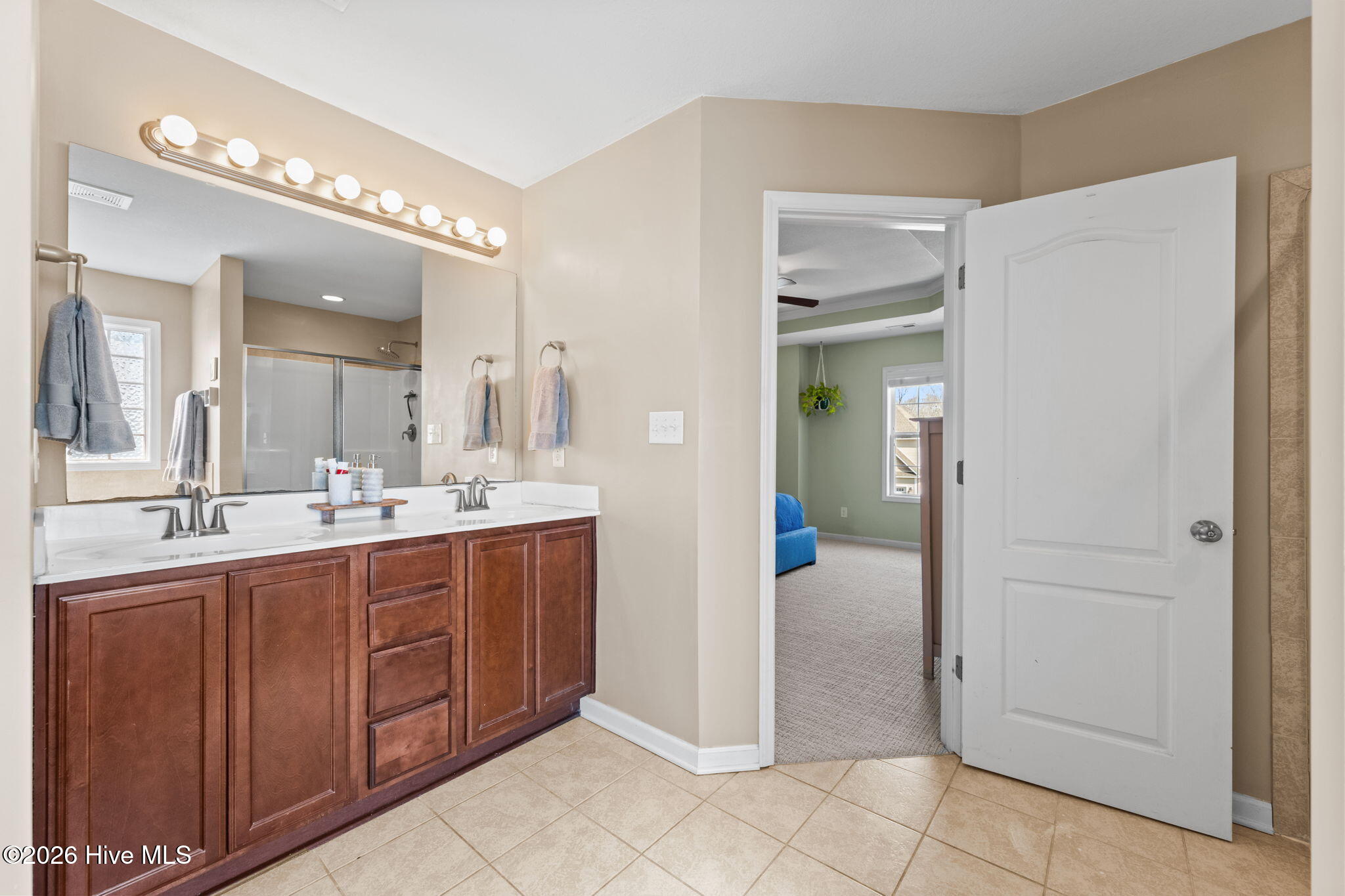 100557328 | Photo 32