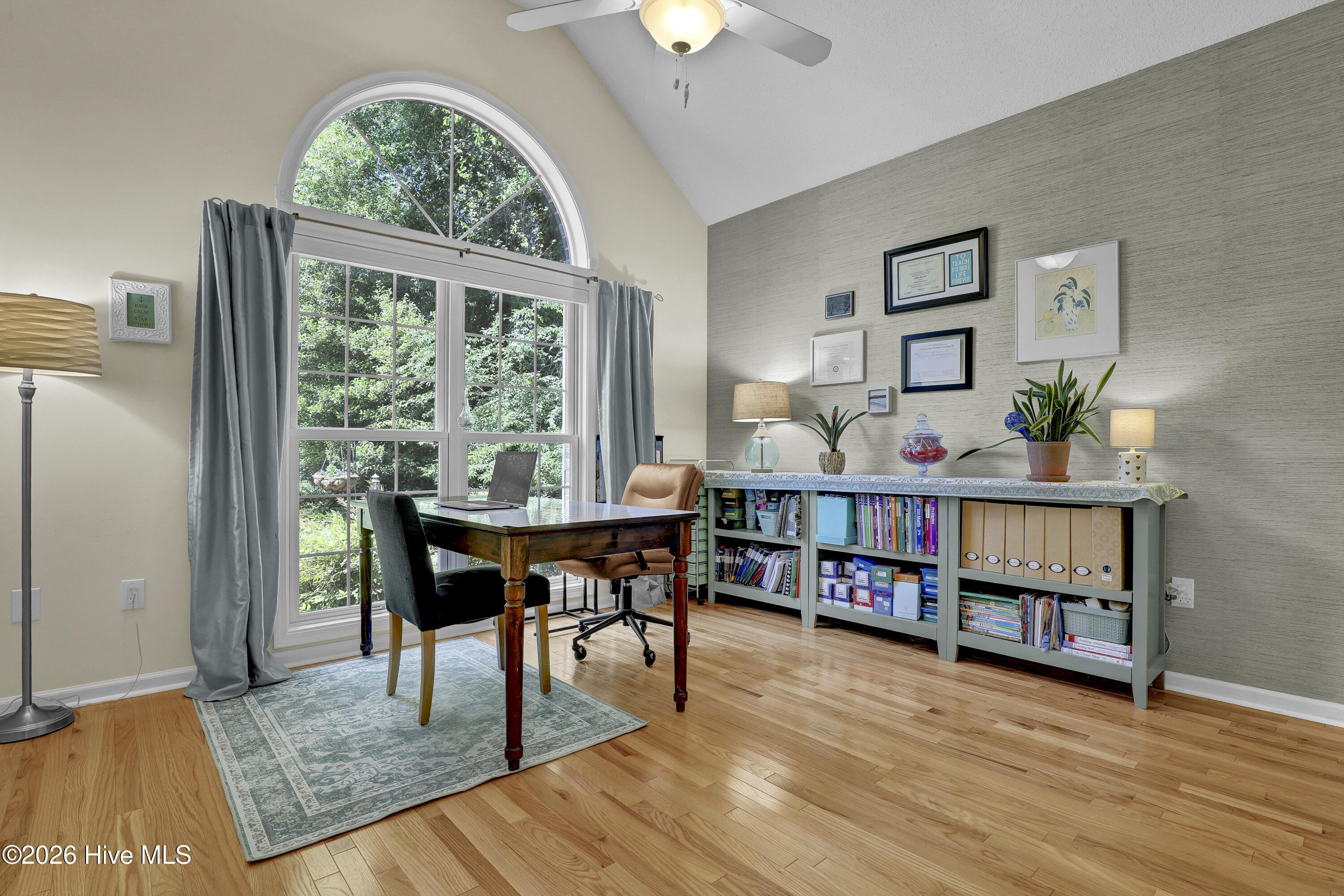 100570699 | Photo 29