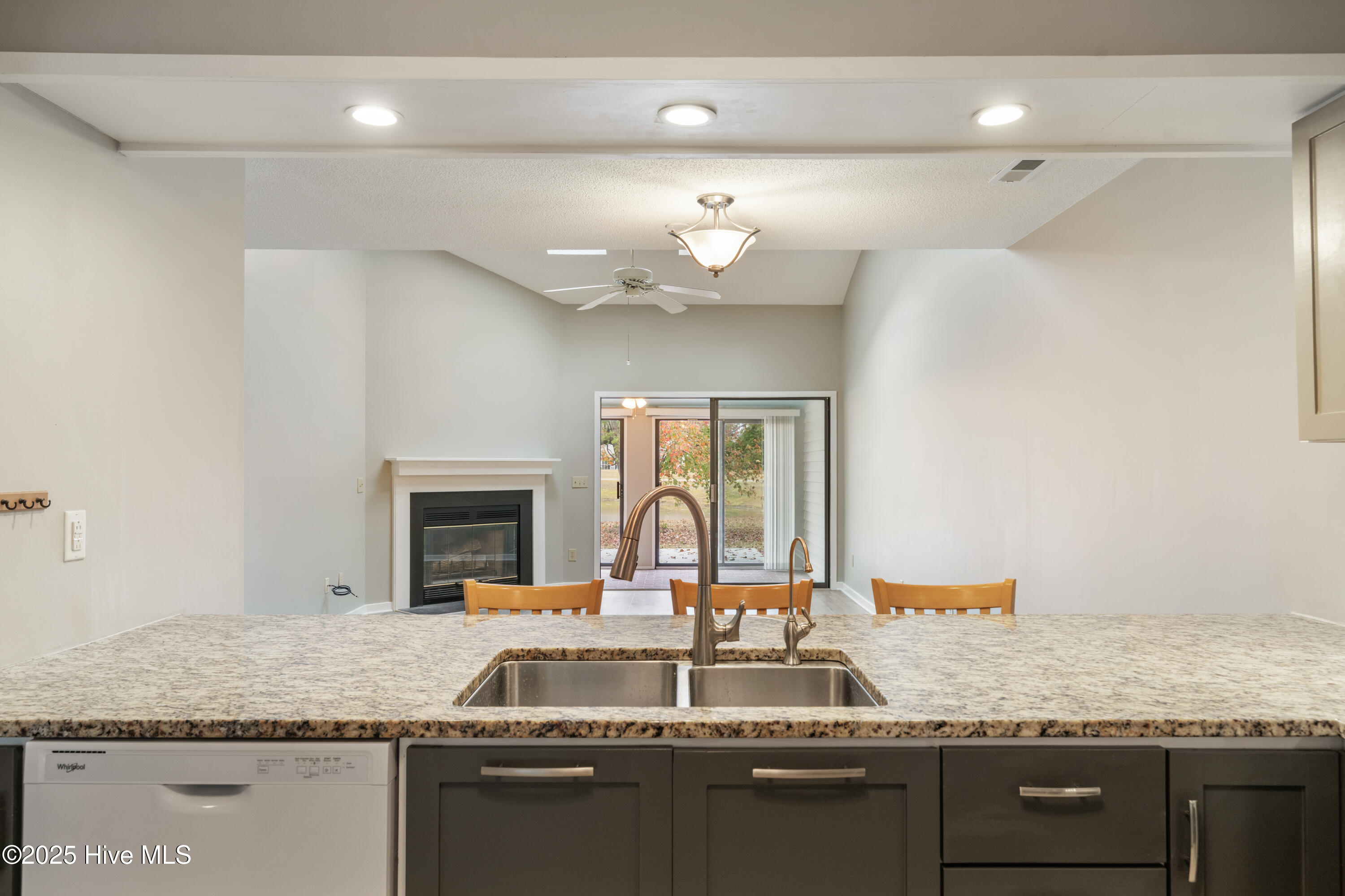 100543357 | Photo 11