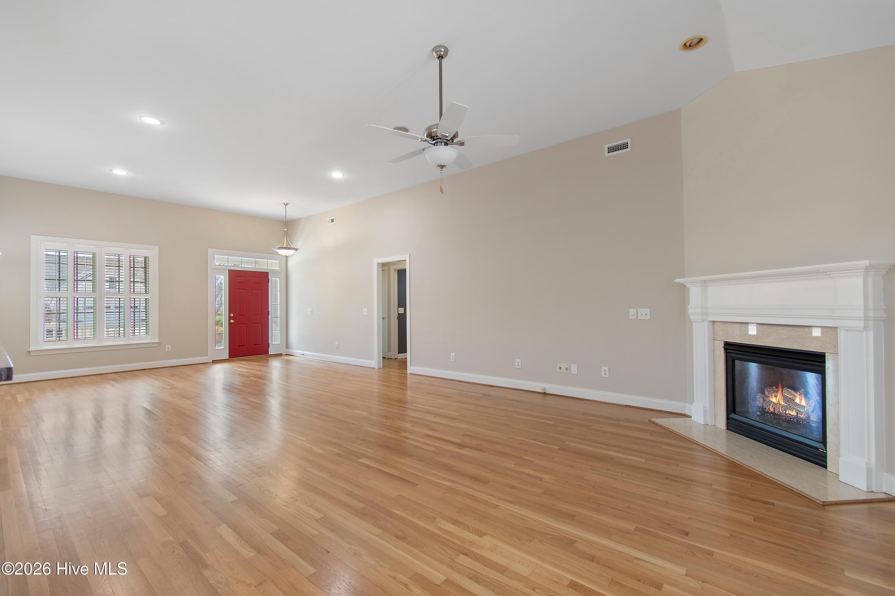 100561383 | Photo 11