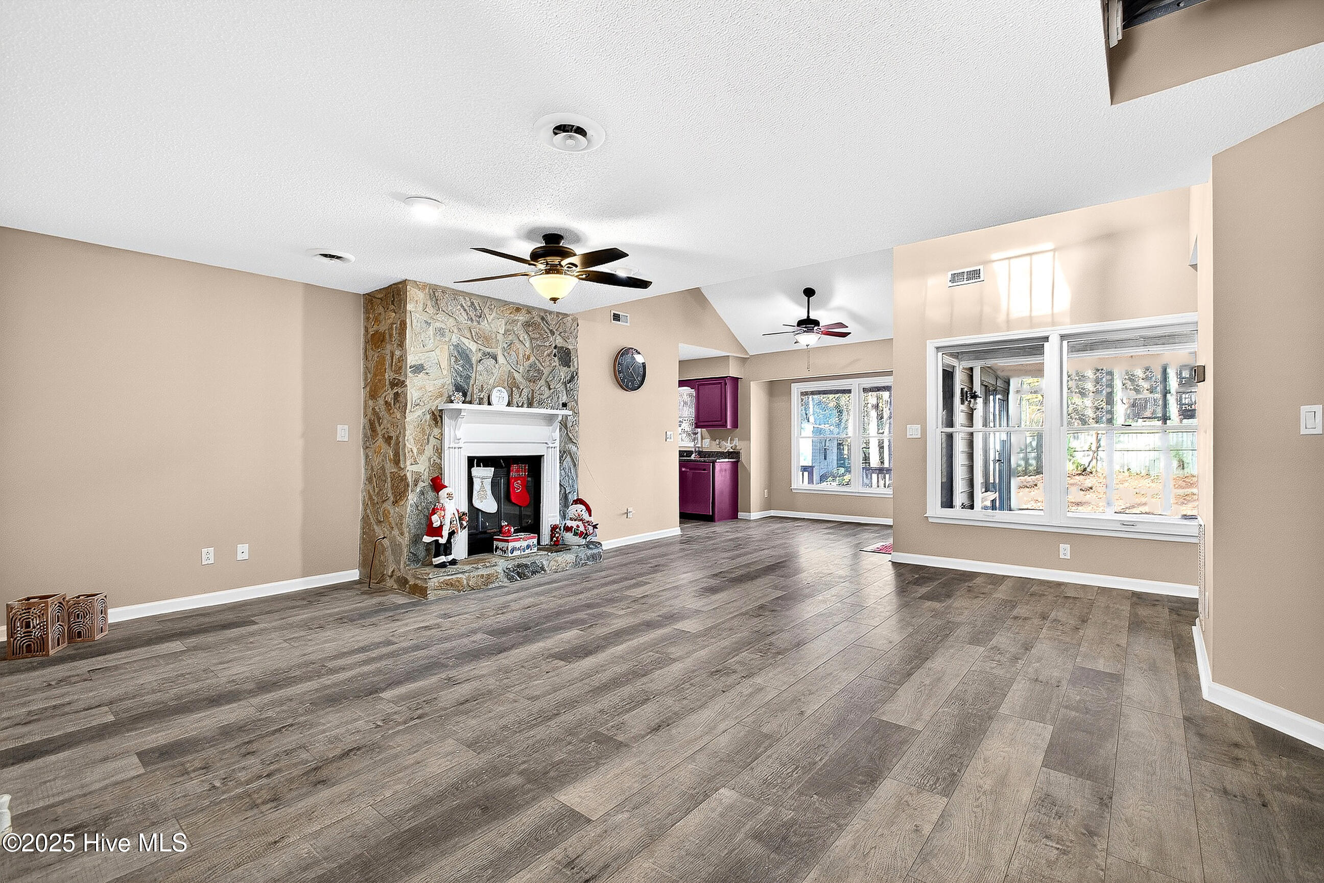 100546283 | Photo 14