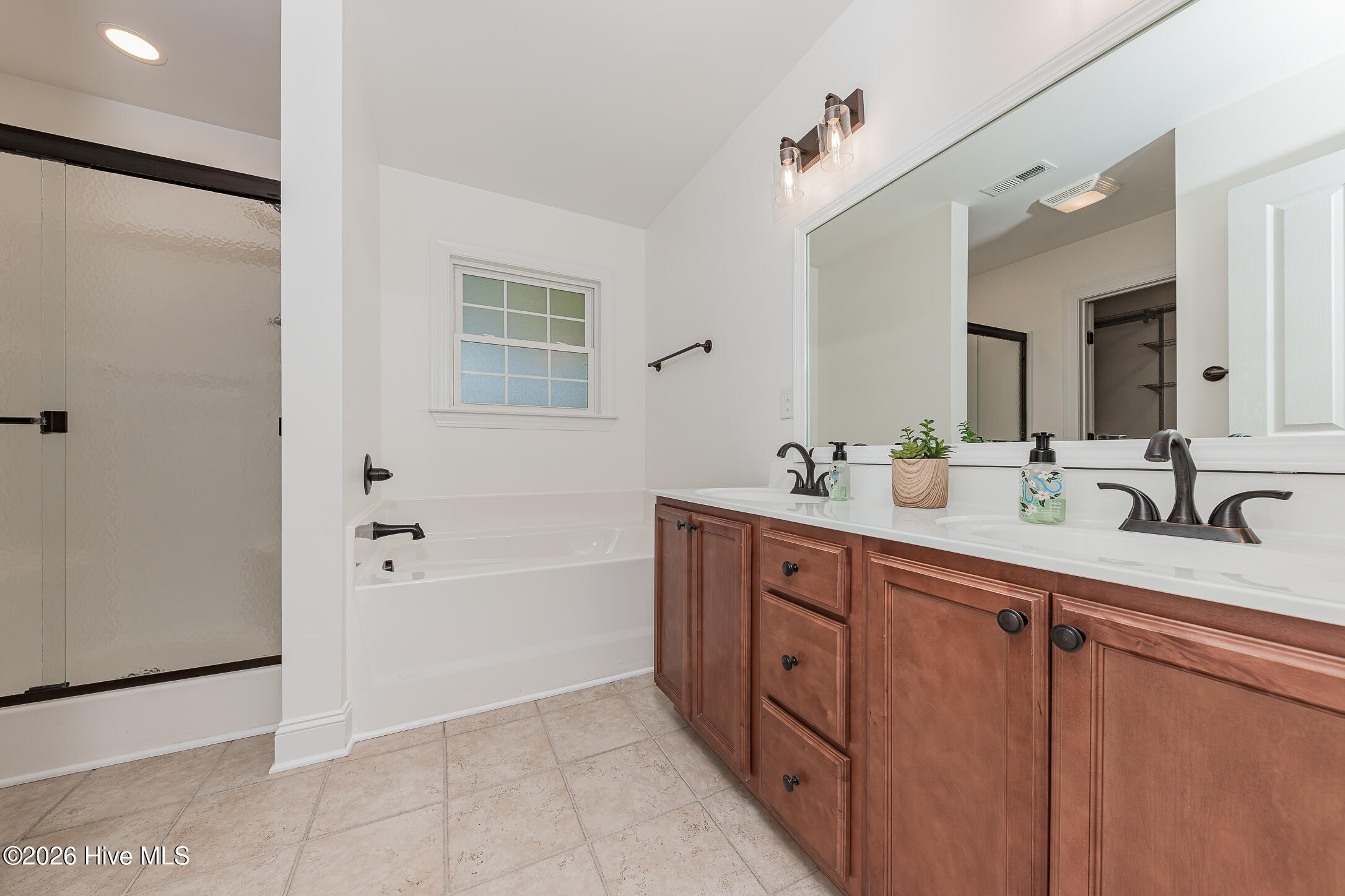 100566489 | Photo 31