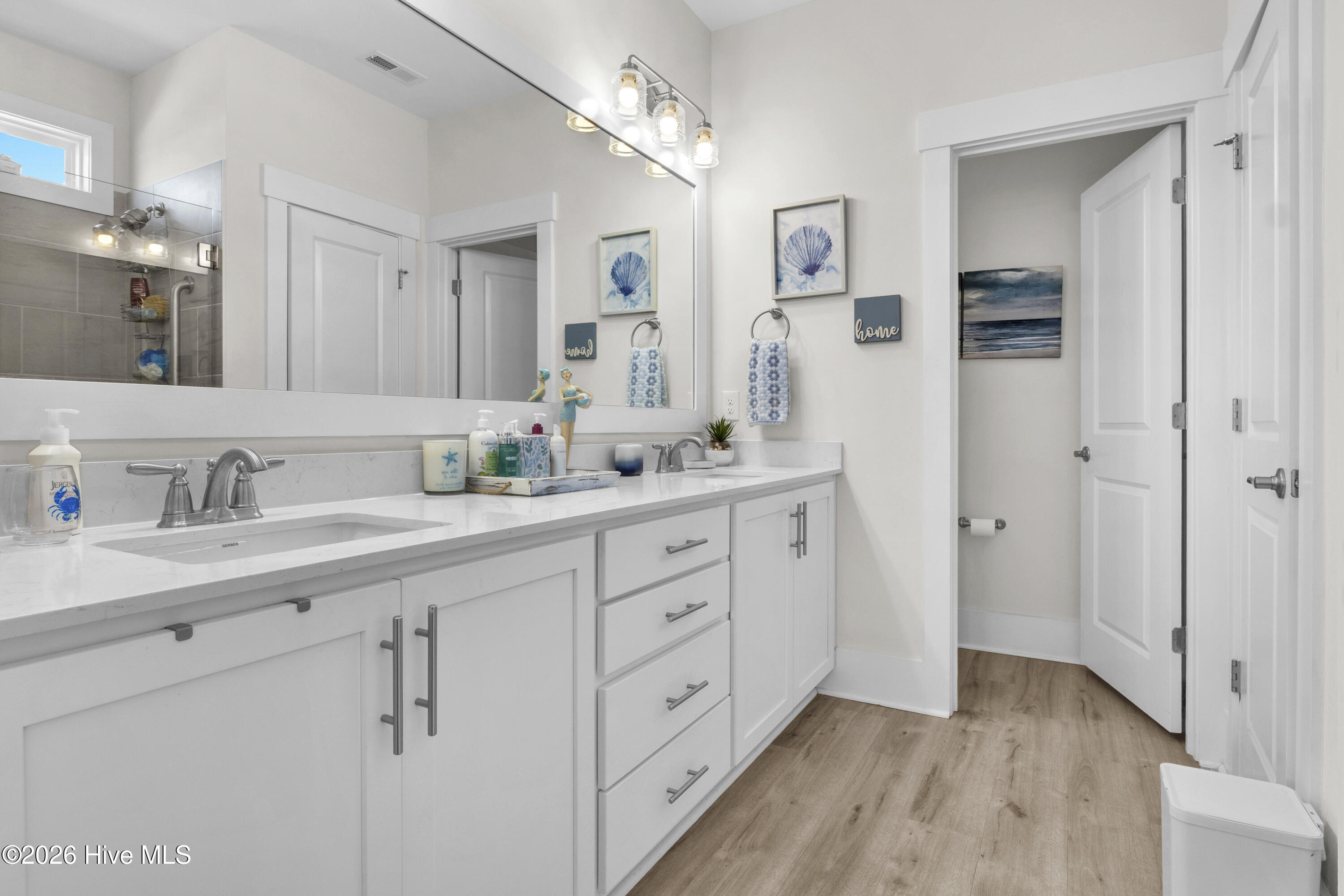 100557593 | Photo 30