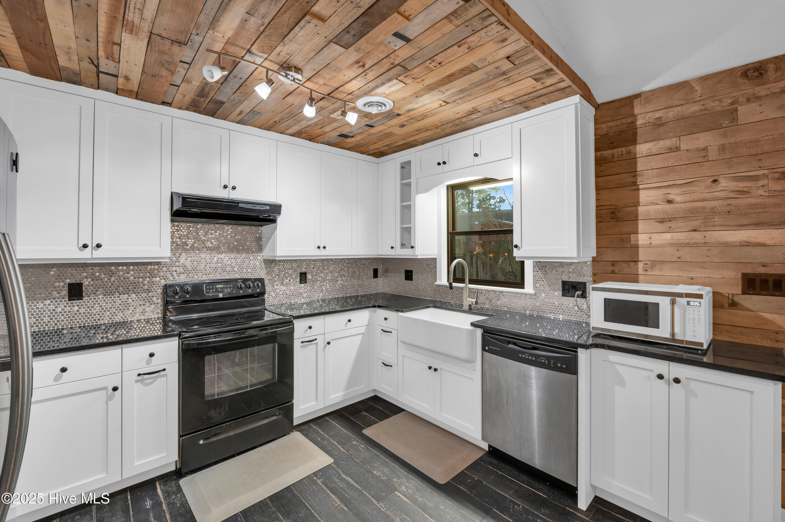 100546330 | Photo 12