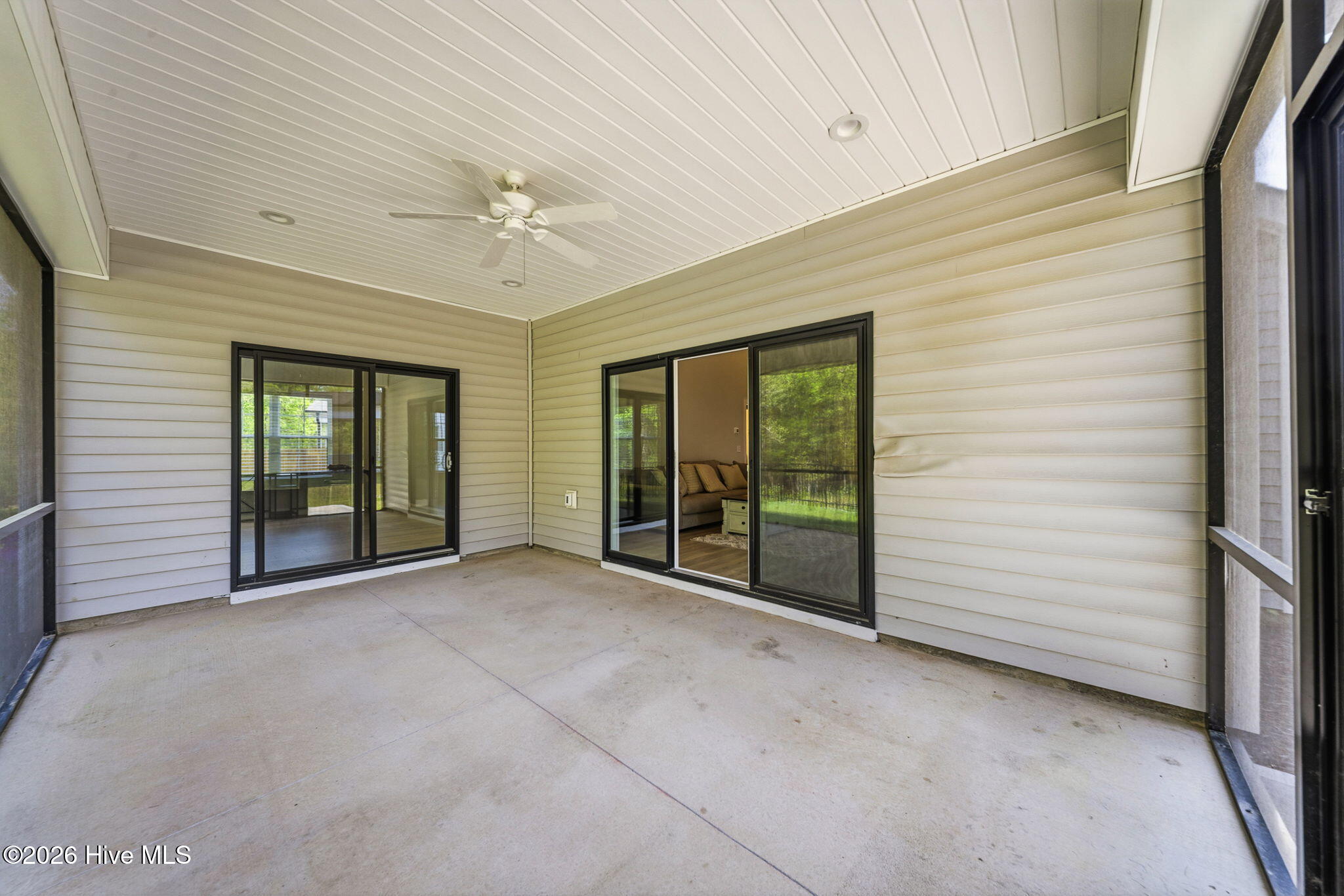 100567561 | Photo 54