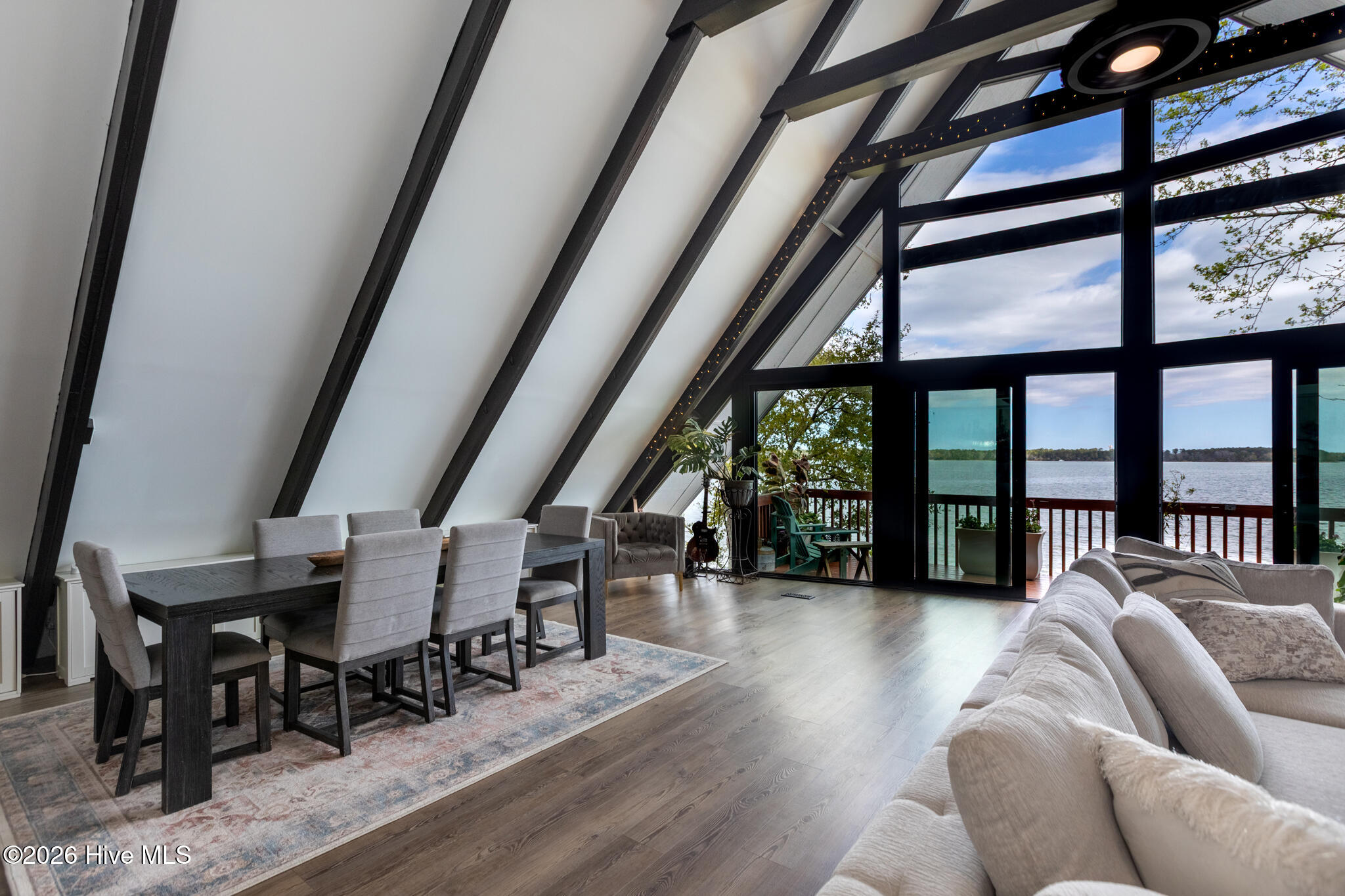 100565718 | Photo 10