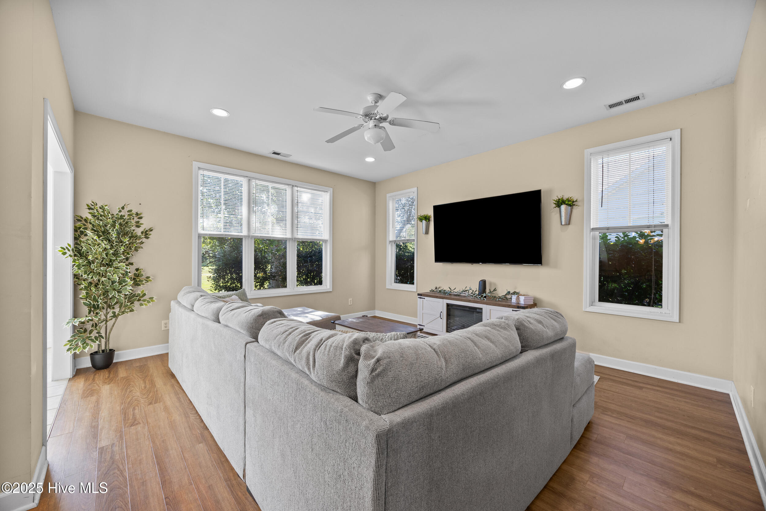 100535393 | Photo 27