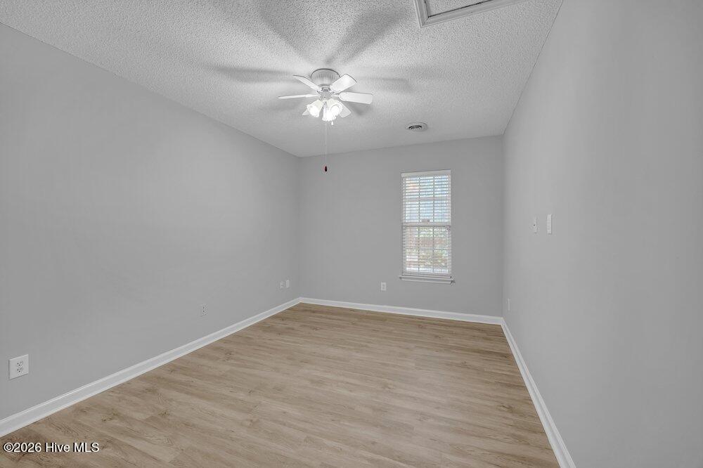 100570351 | Photo 14