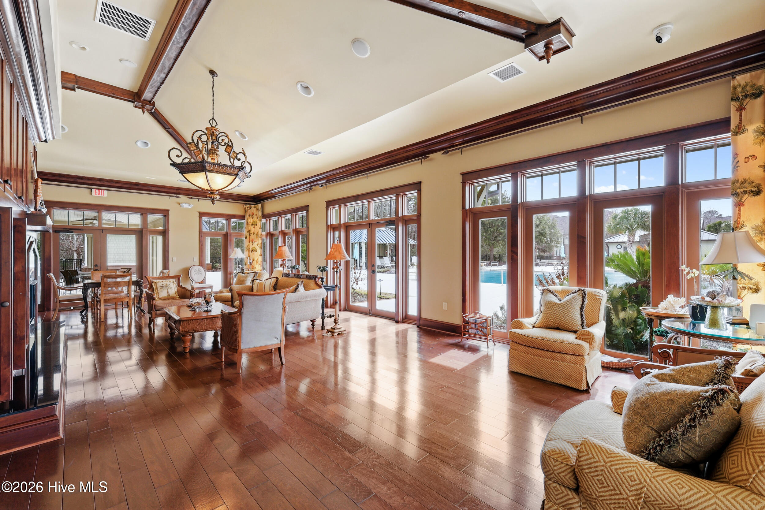 100556037 | Photo 32