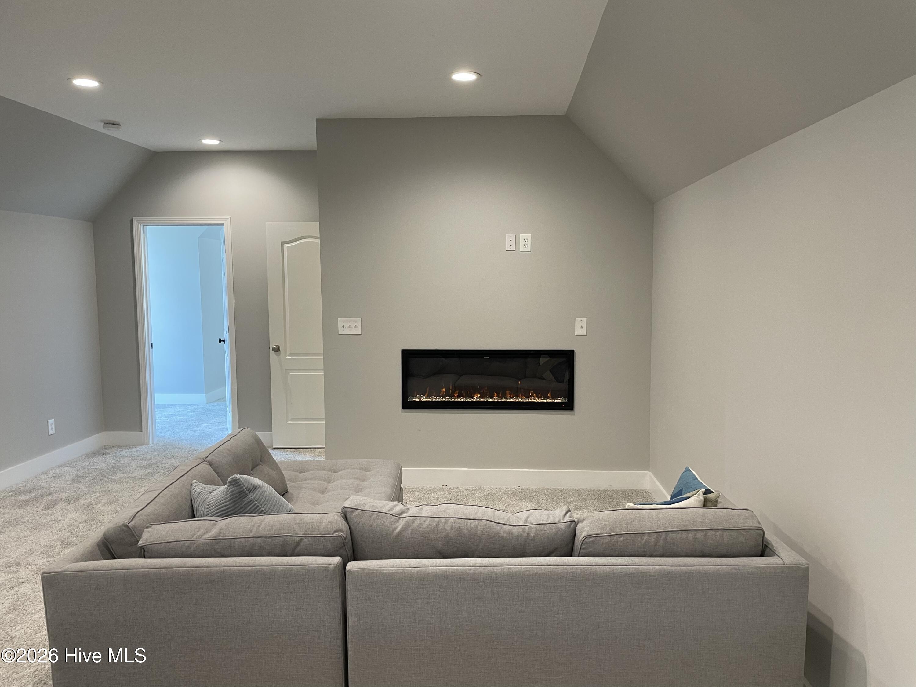 100568375 | Photo 34