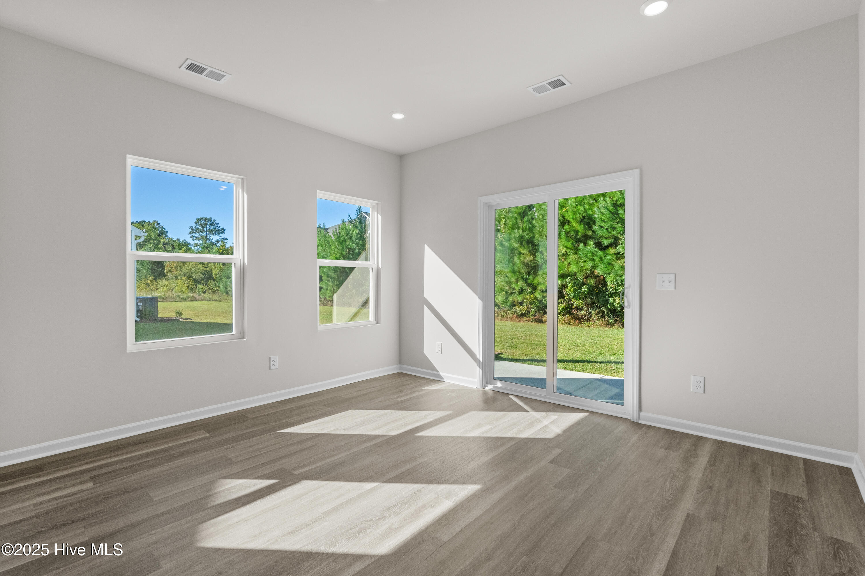 100536567 | Photo 11