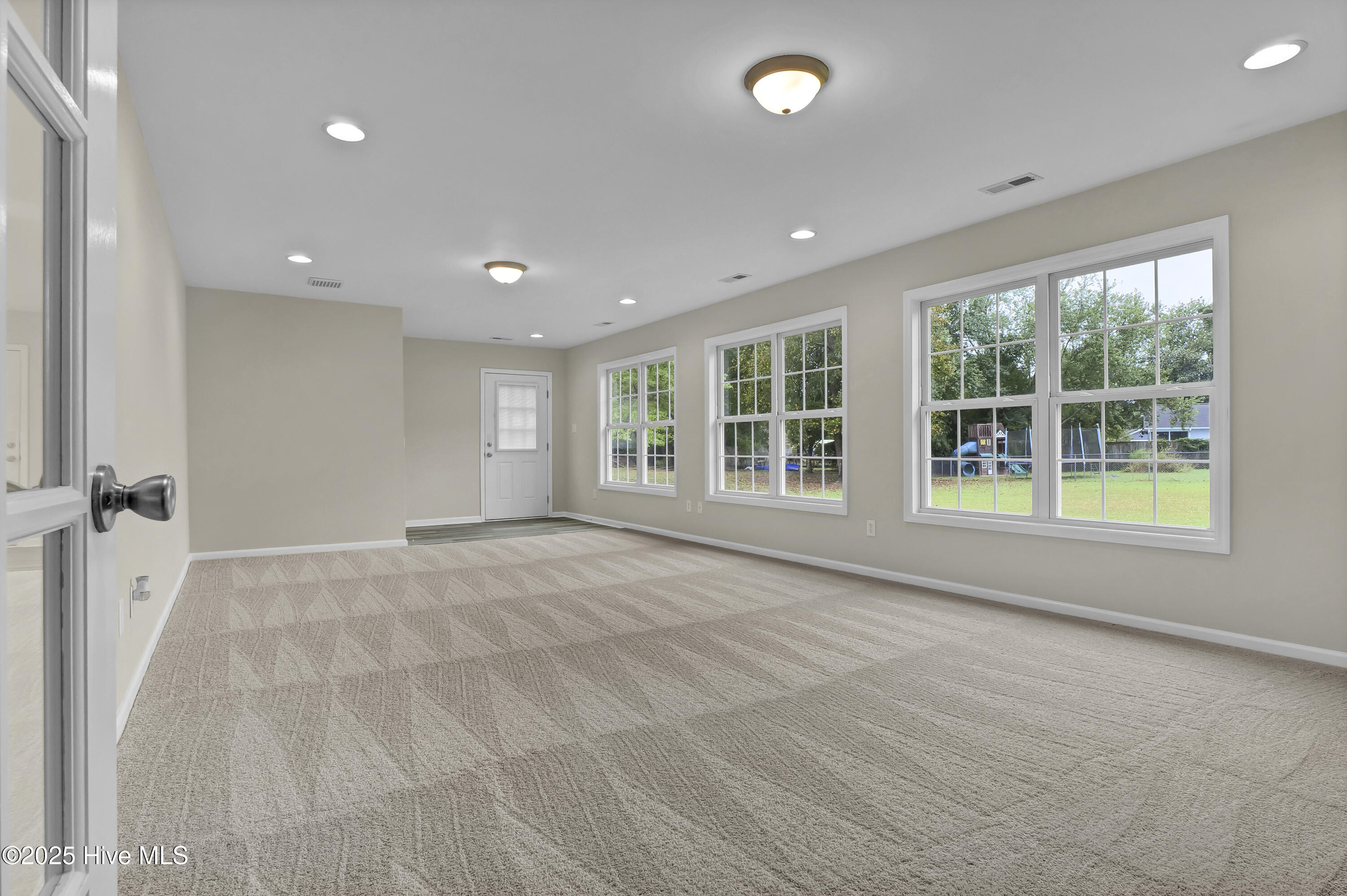 100533460 | Photo 19