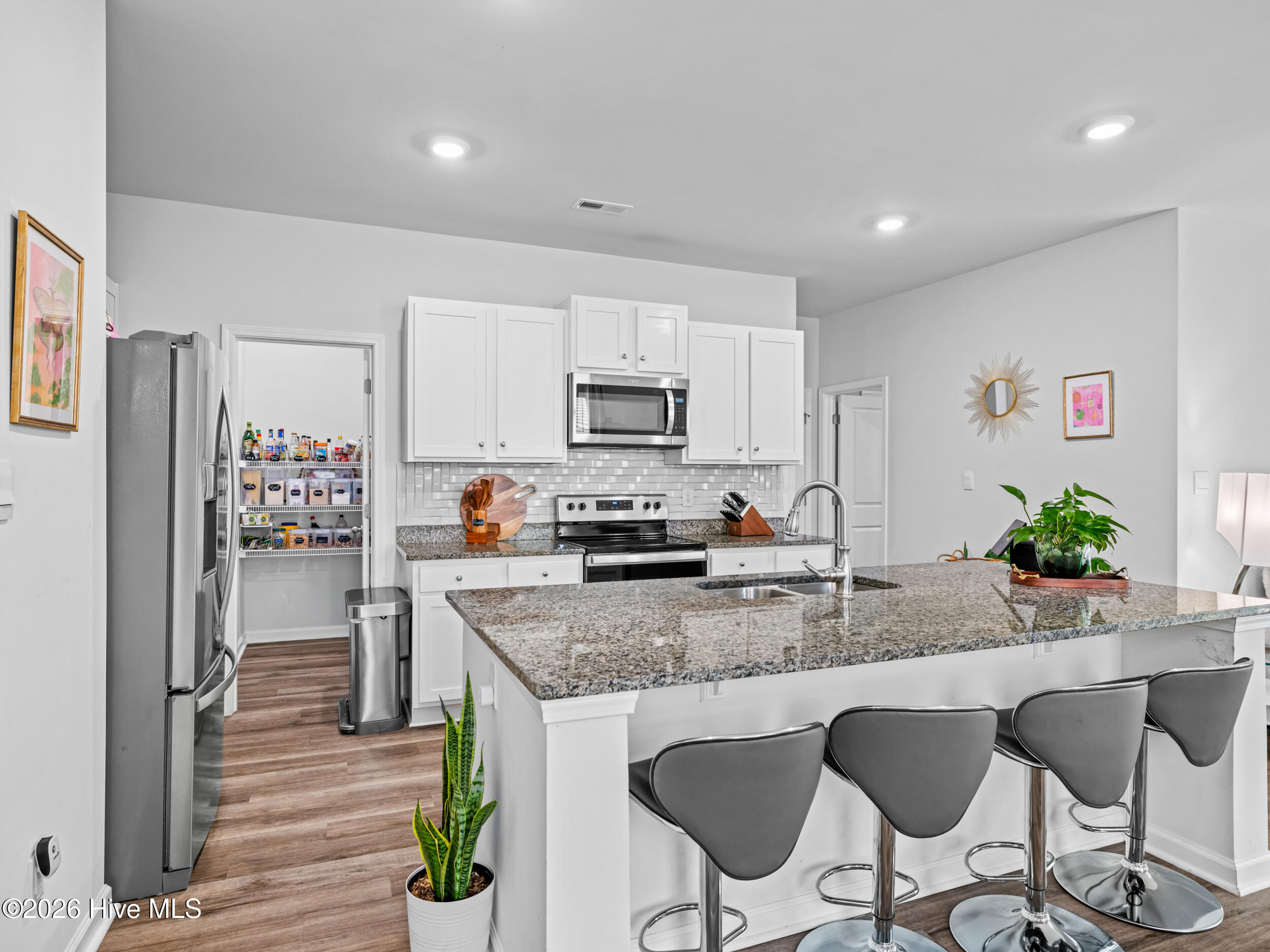 100562938 | Photo 11