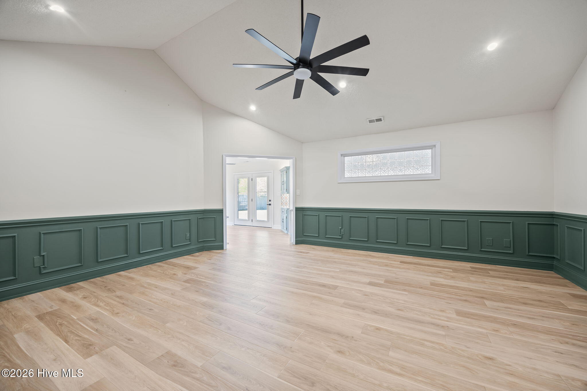 100561724 | Photo 24