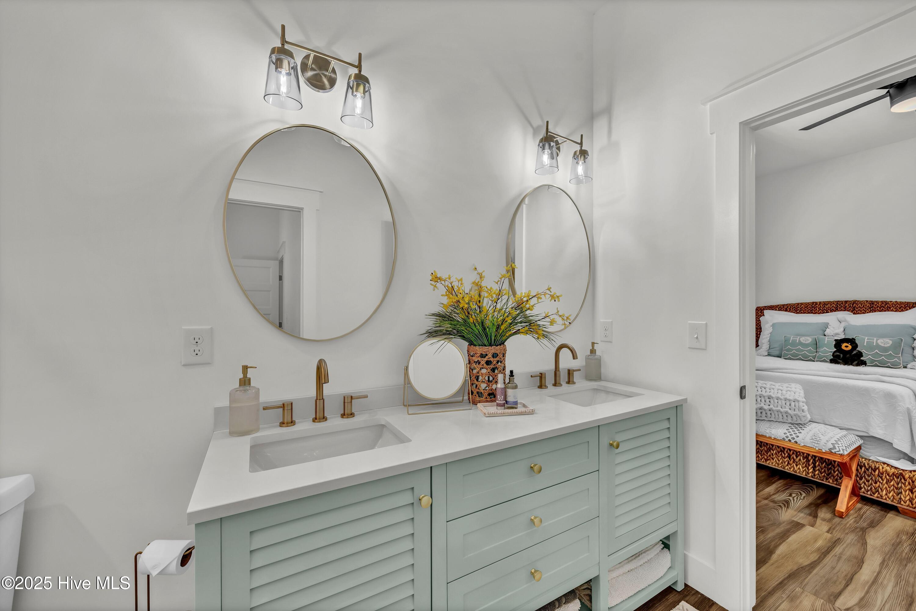 100543127 | Photo 40