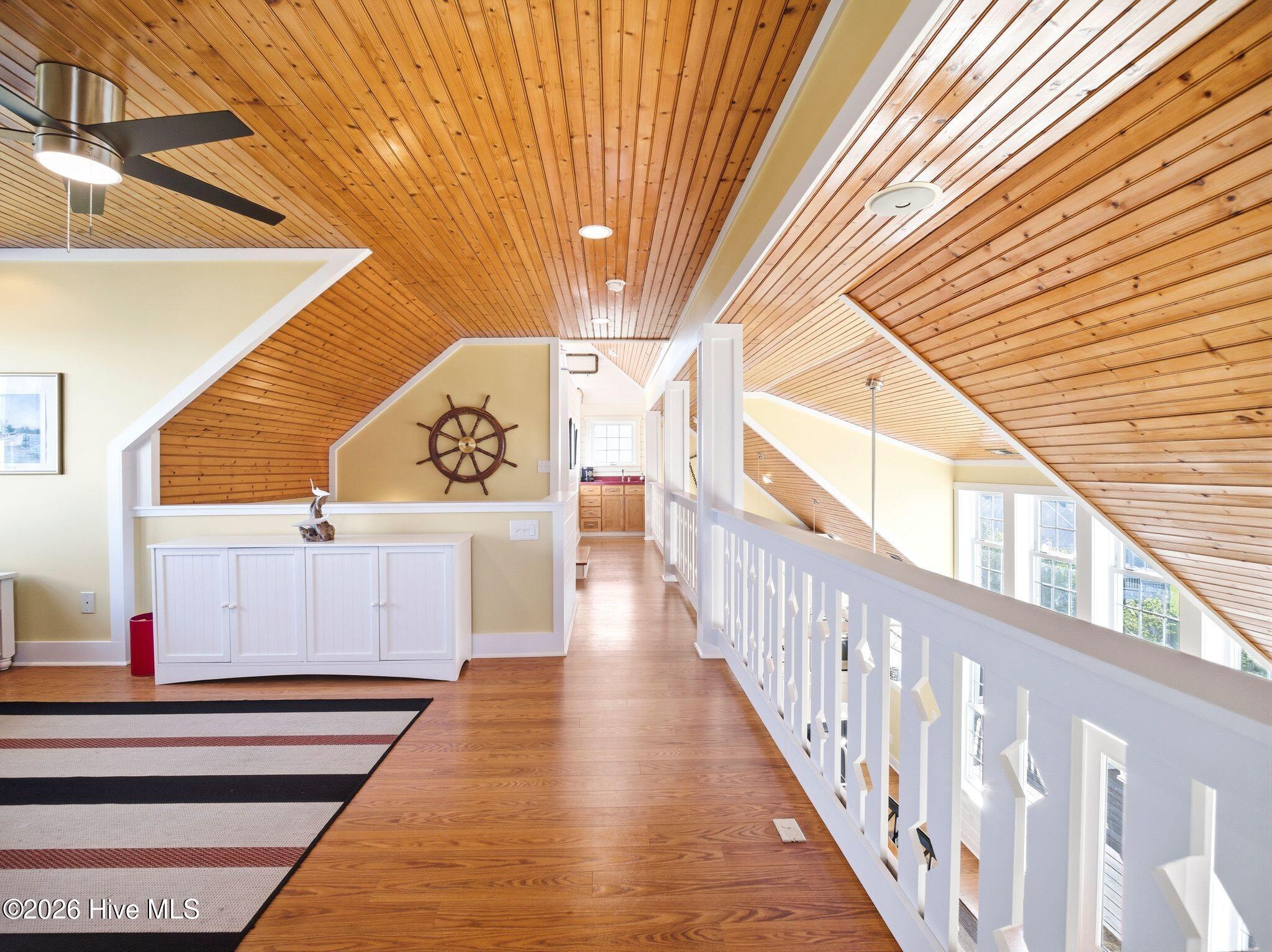 100569349 | Photo 74