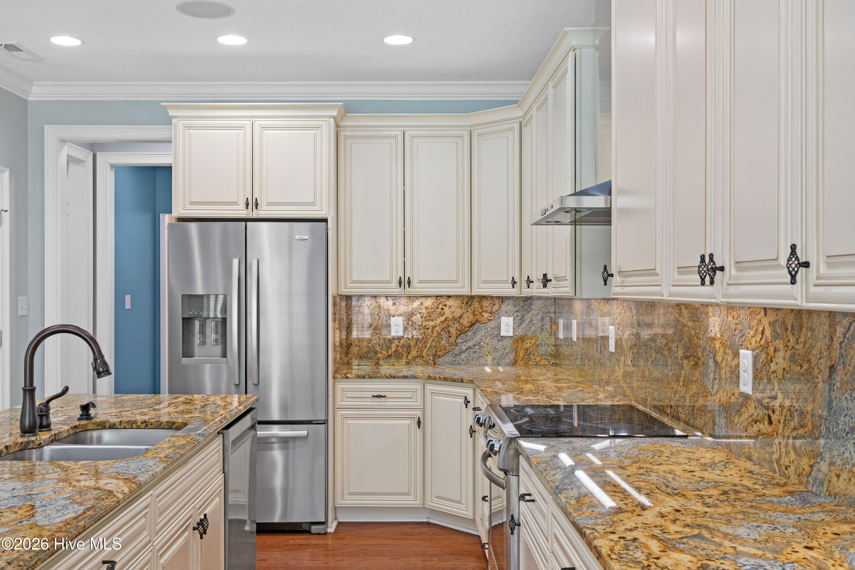 100565289 | Photo 22