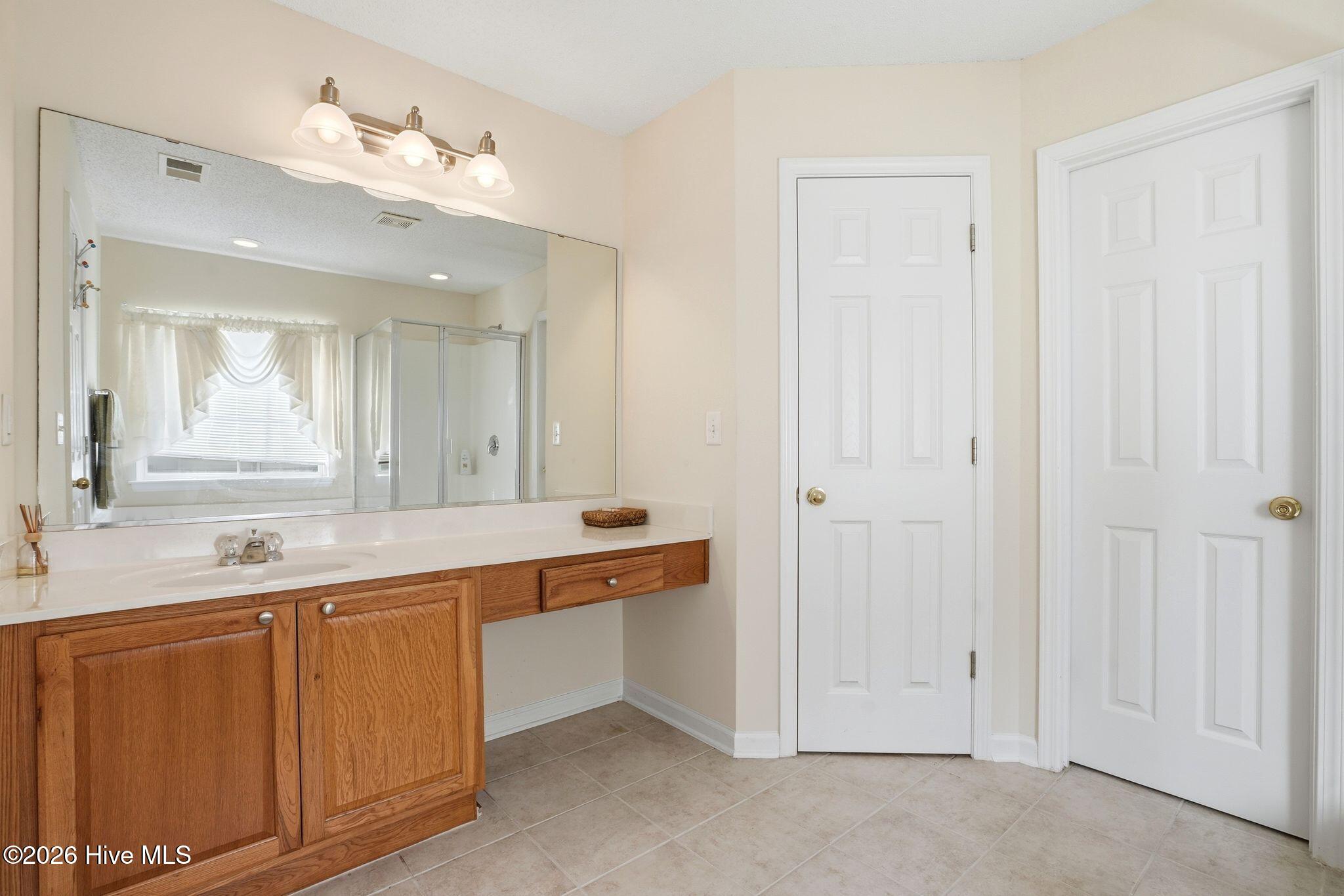 100560639 | Photo 25