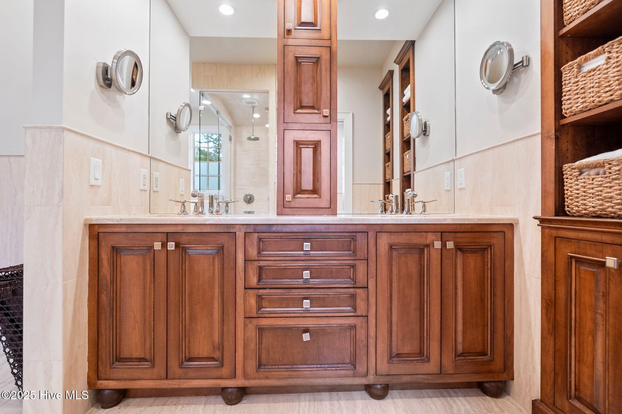 100530857 | Photo 32