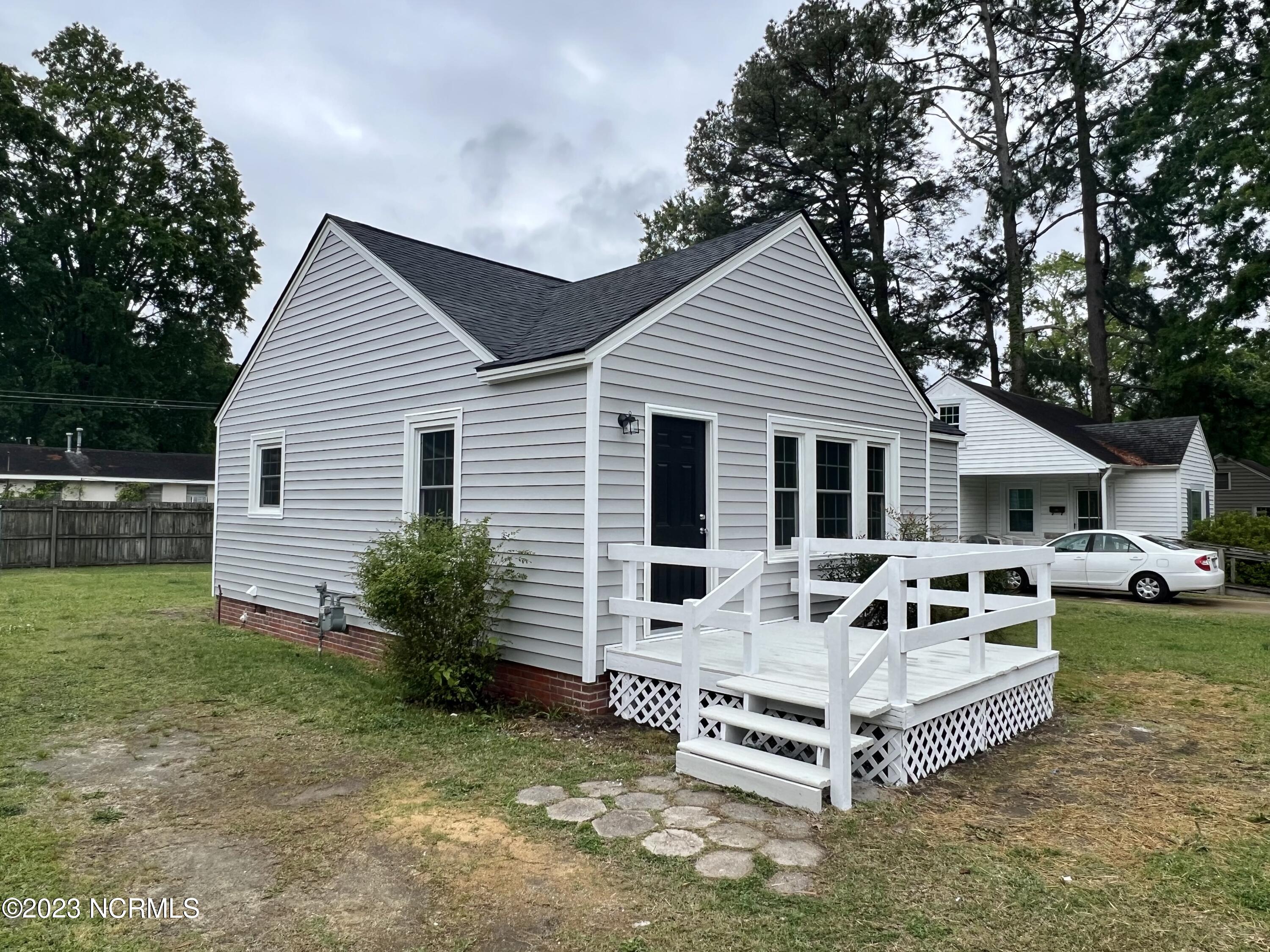 121 N Fairview Circle