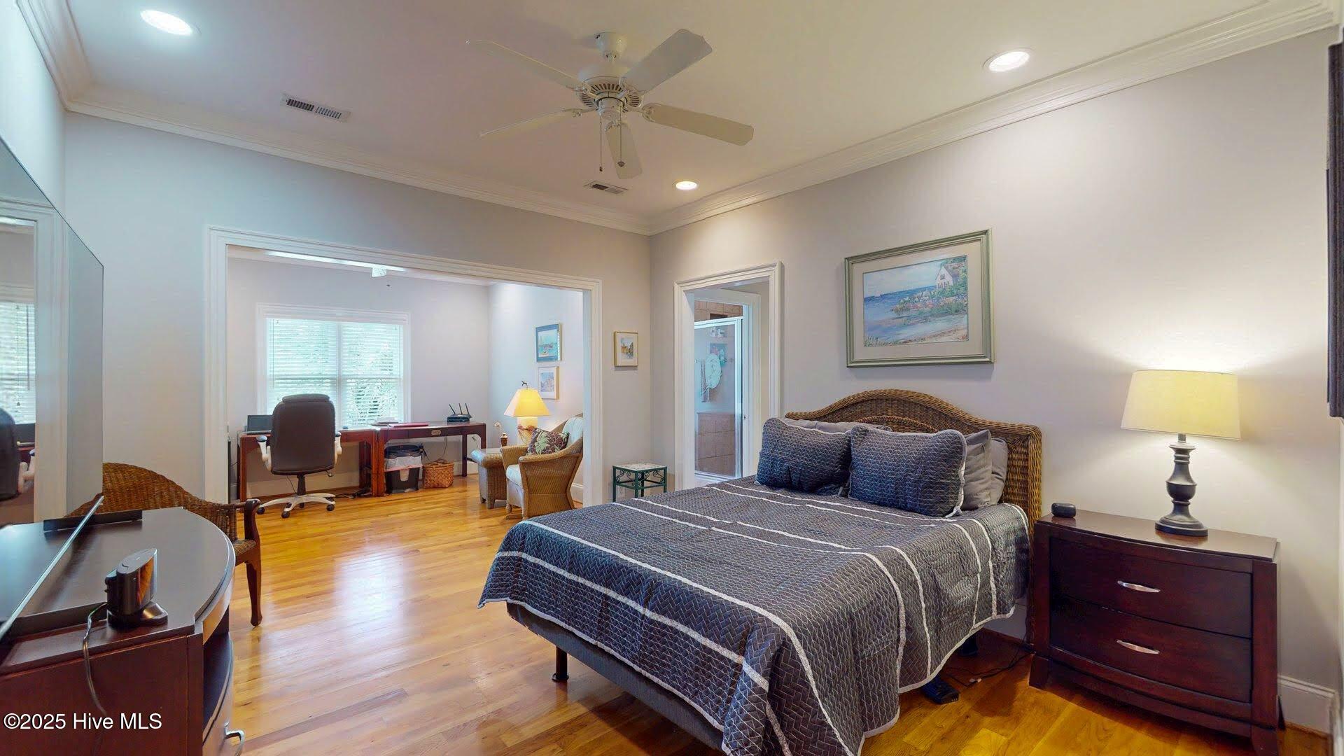 100528011 | Photo 35