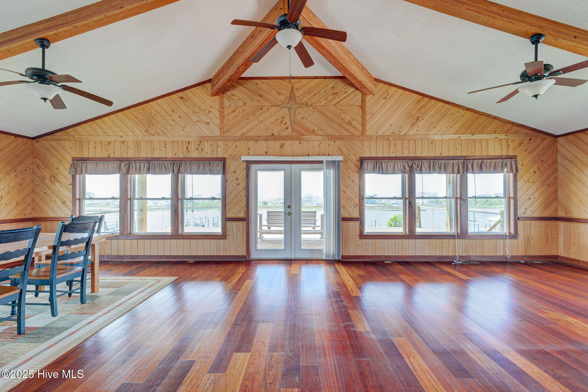 100505826 | Photo 23