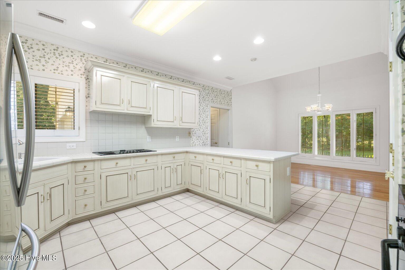 100527258 | Photo 15