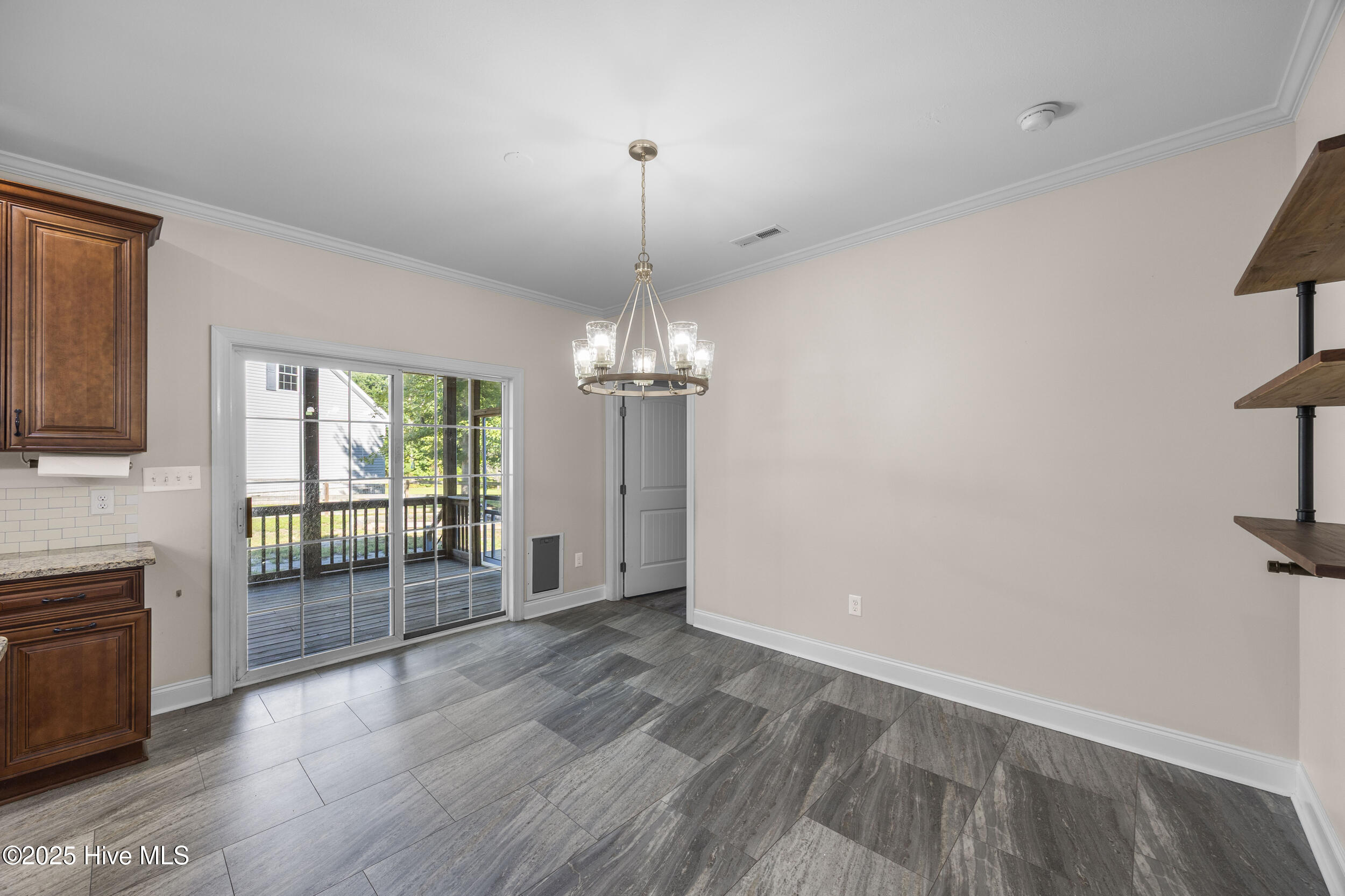 100528146 | Photo 17