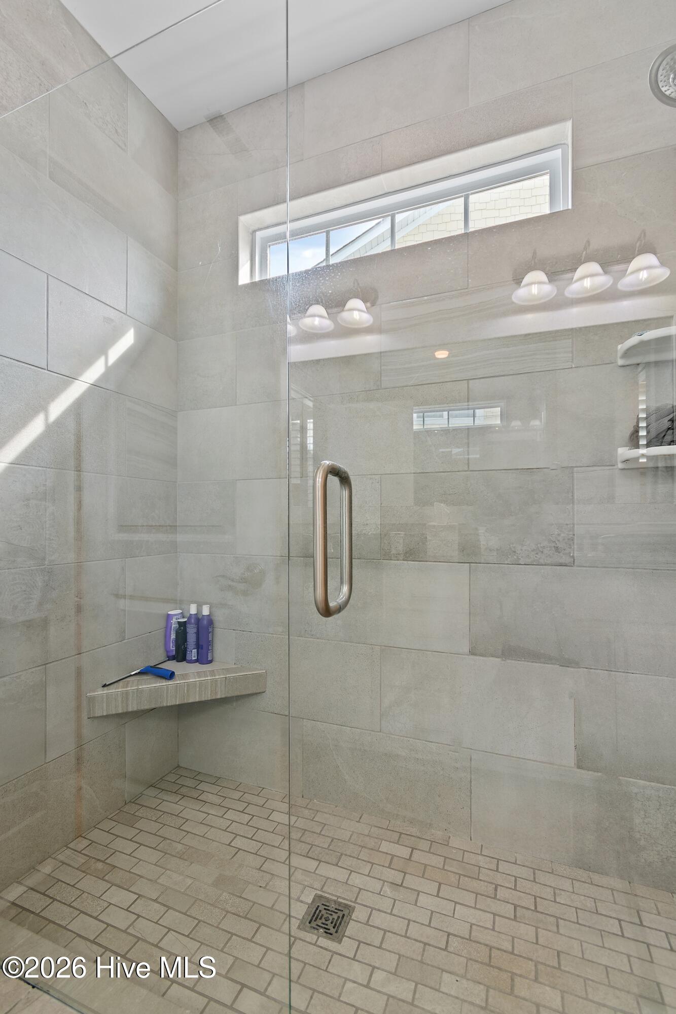 100561282 | Photo 35