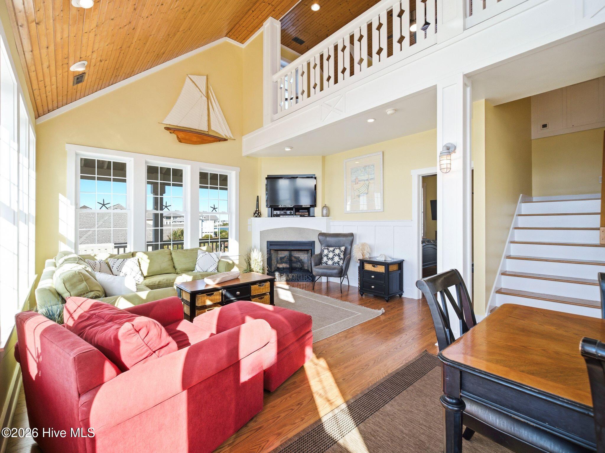 100569349 | Photo 60