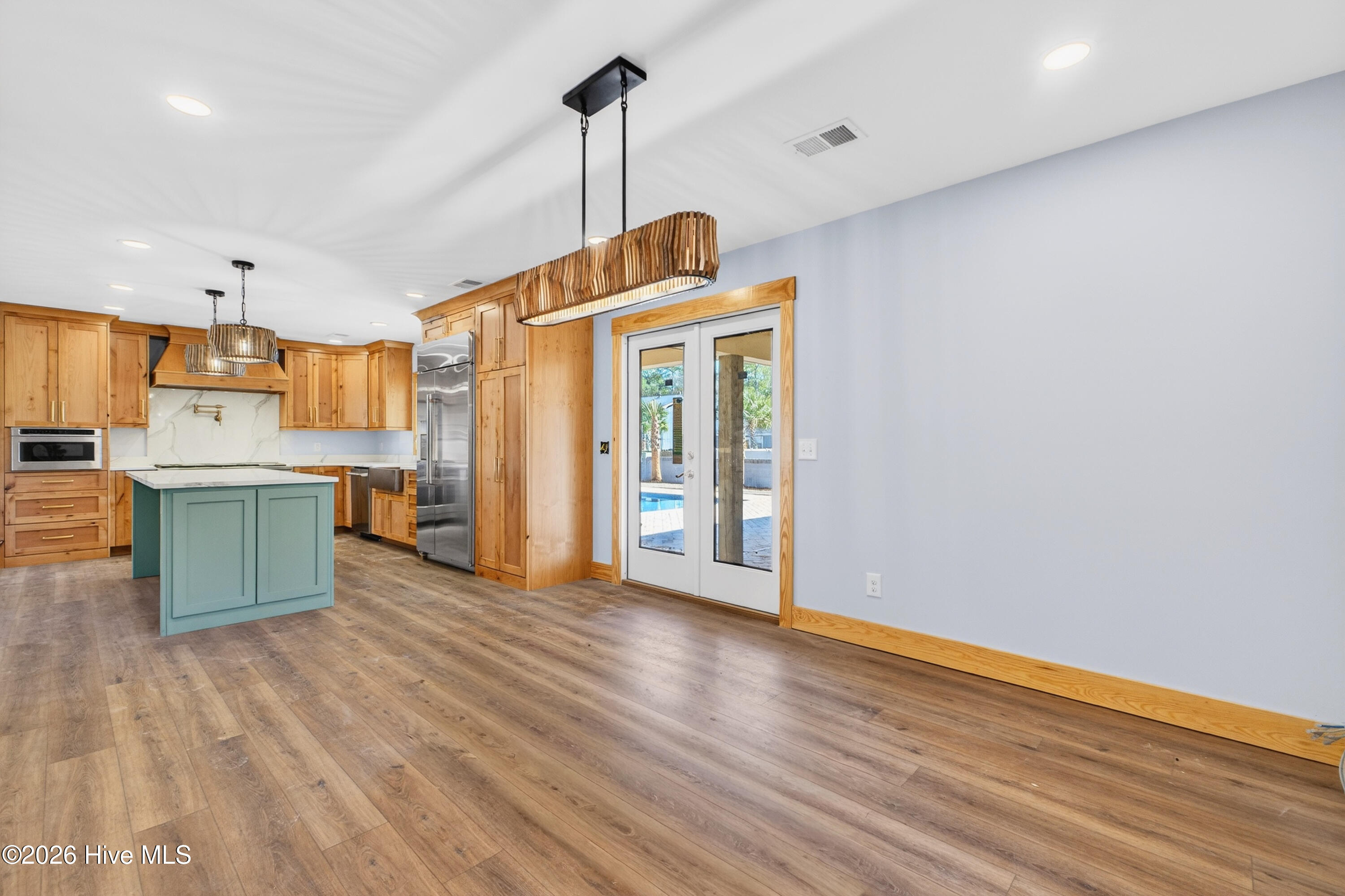 100552365 | Photo 23