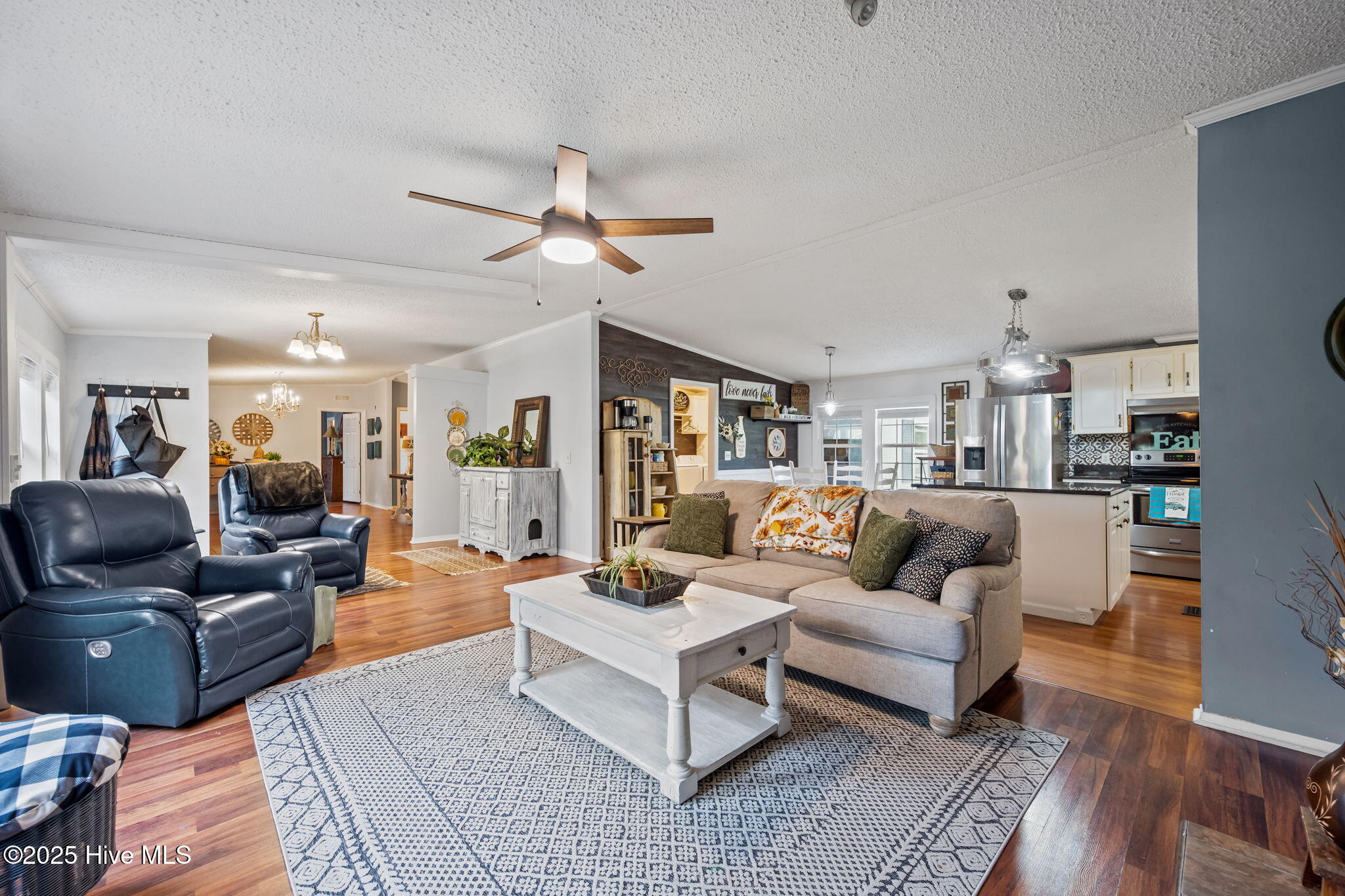 100537137 | Photo 11