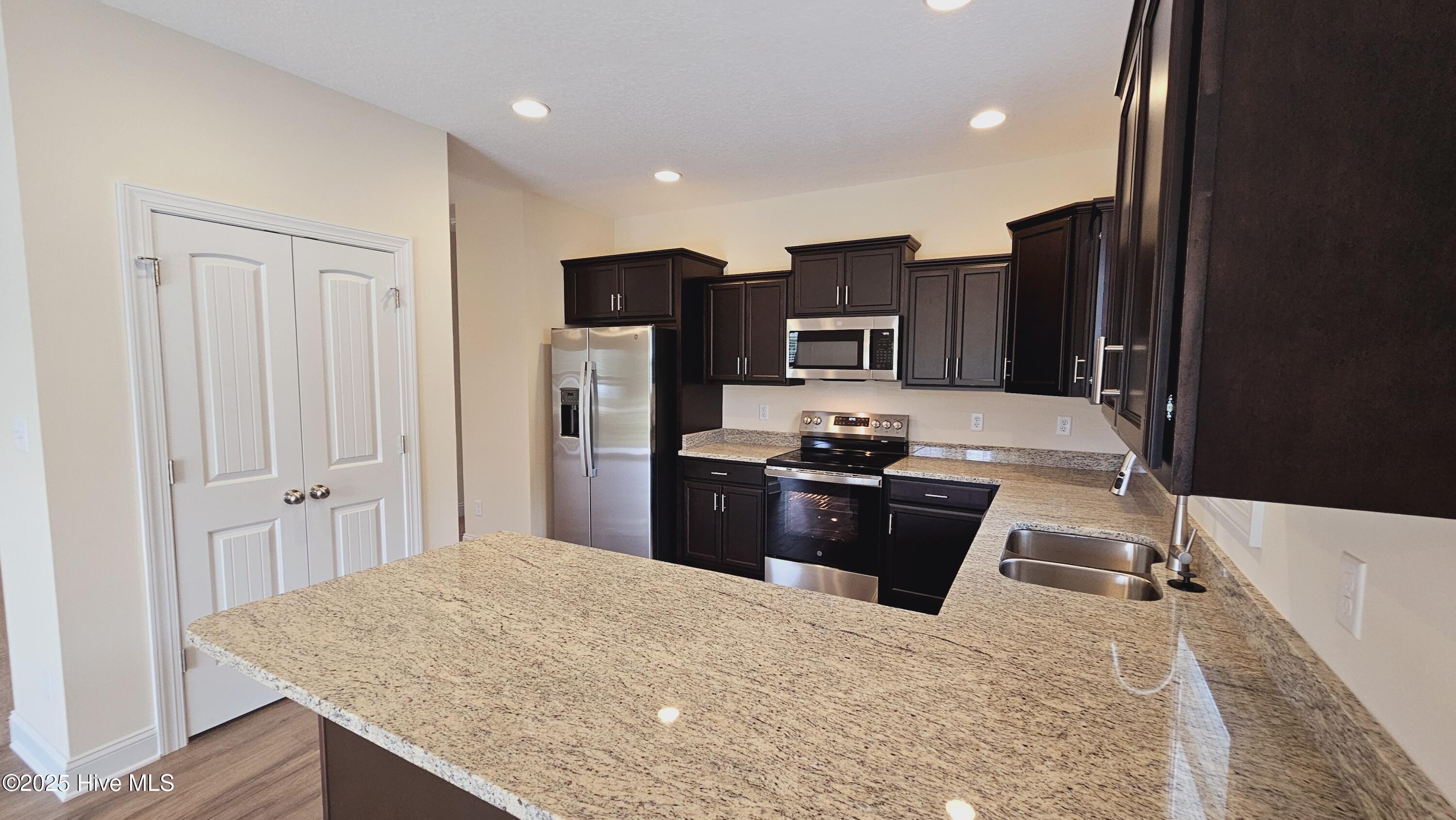 100533971 | Photo 15