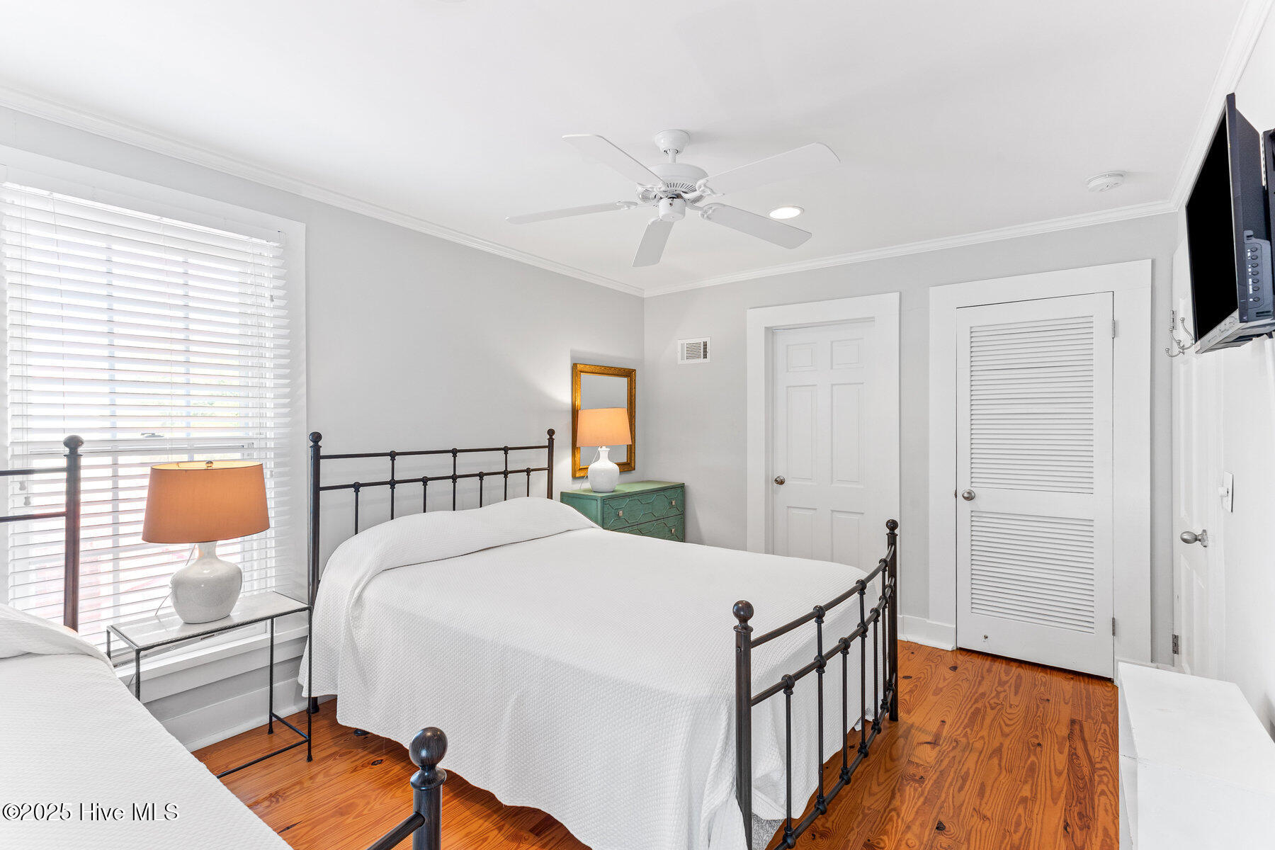 100561116 | Photo 35