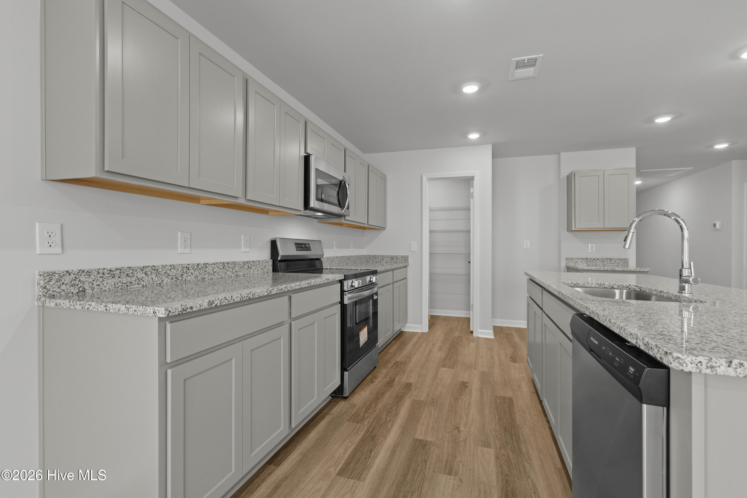 100552120 | Photo 21