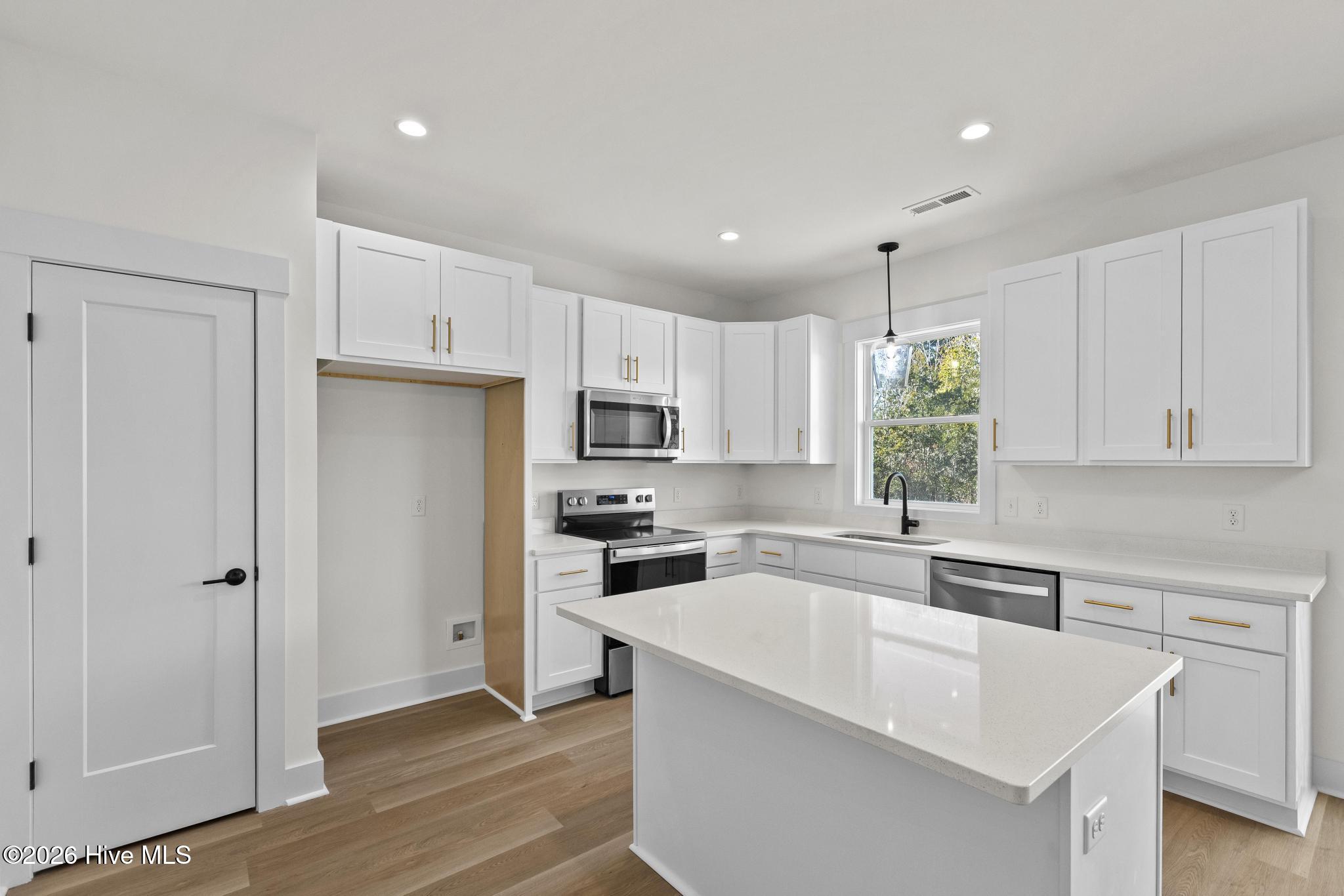 100567238 | Photo 10