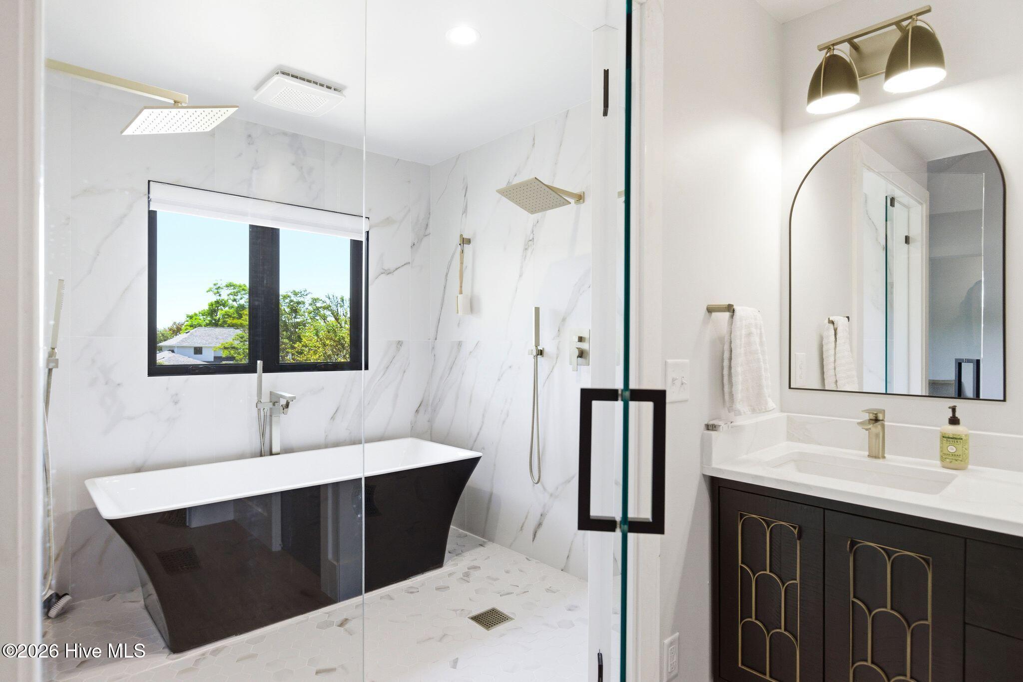 100568012 | Photo 52