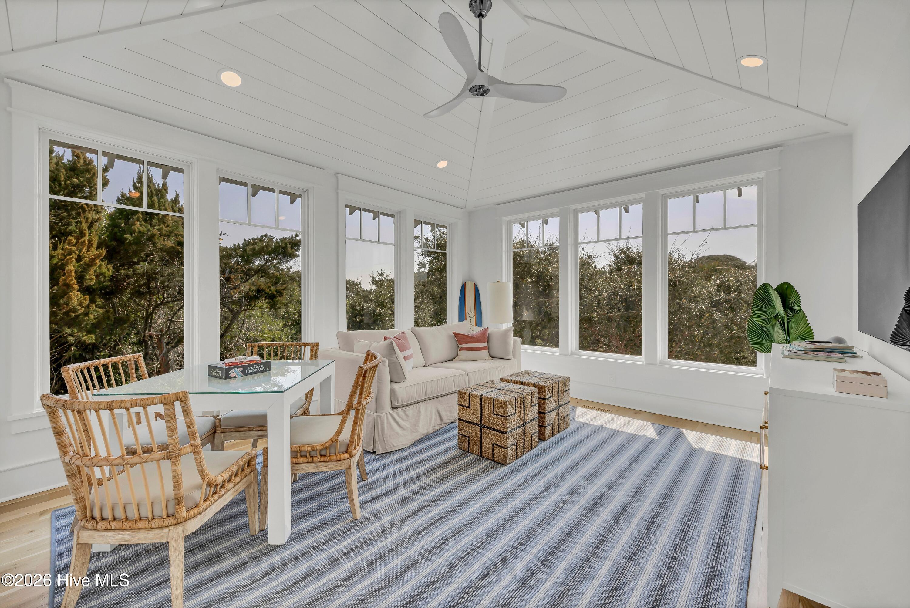 100567930 | Photo 32