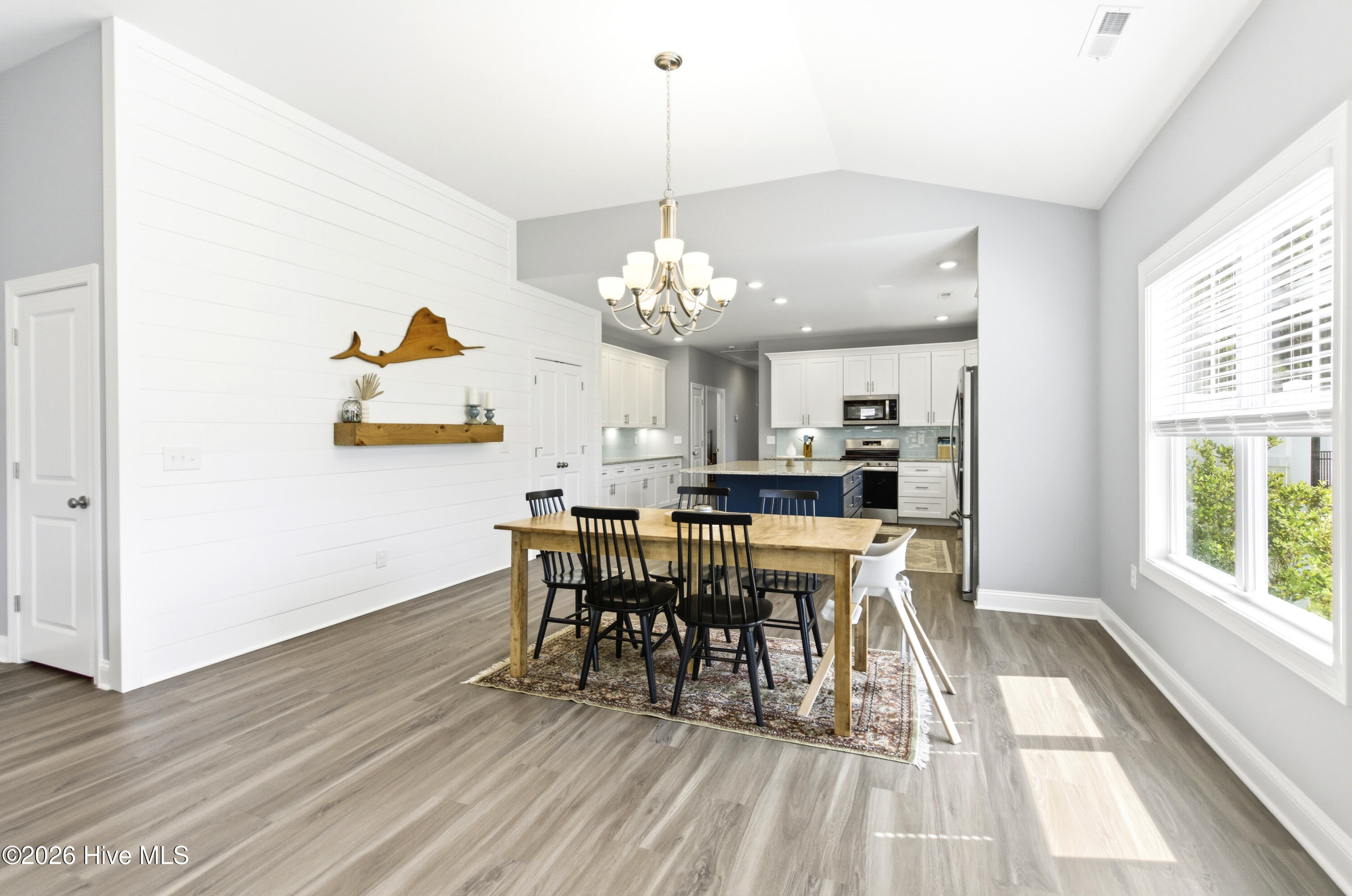 100568018 | Photo 21