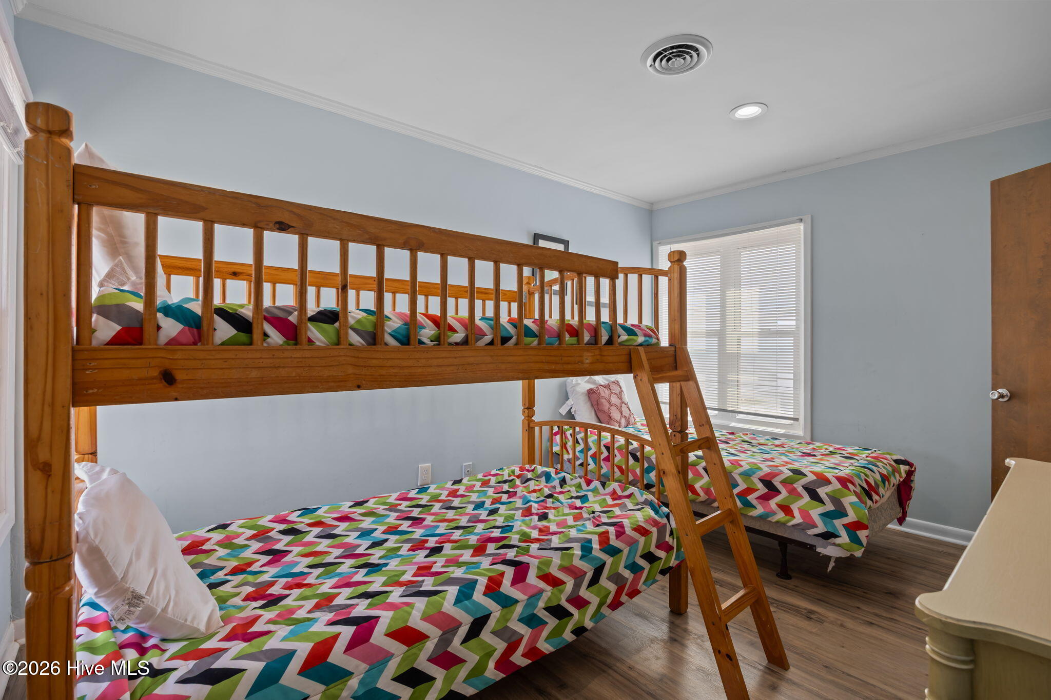 100565925 | Photo 50