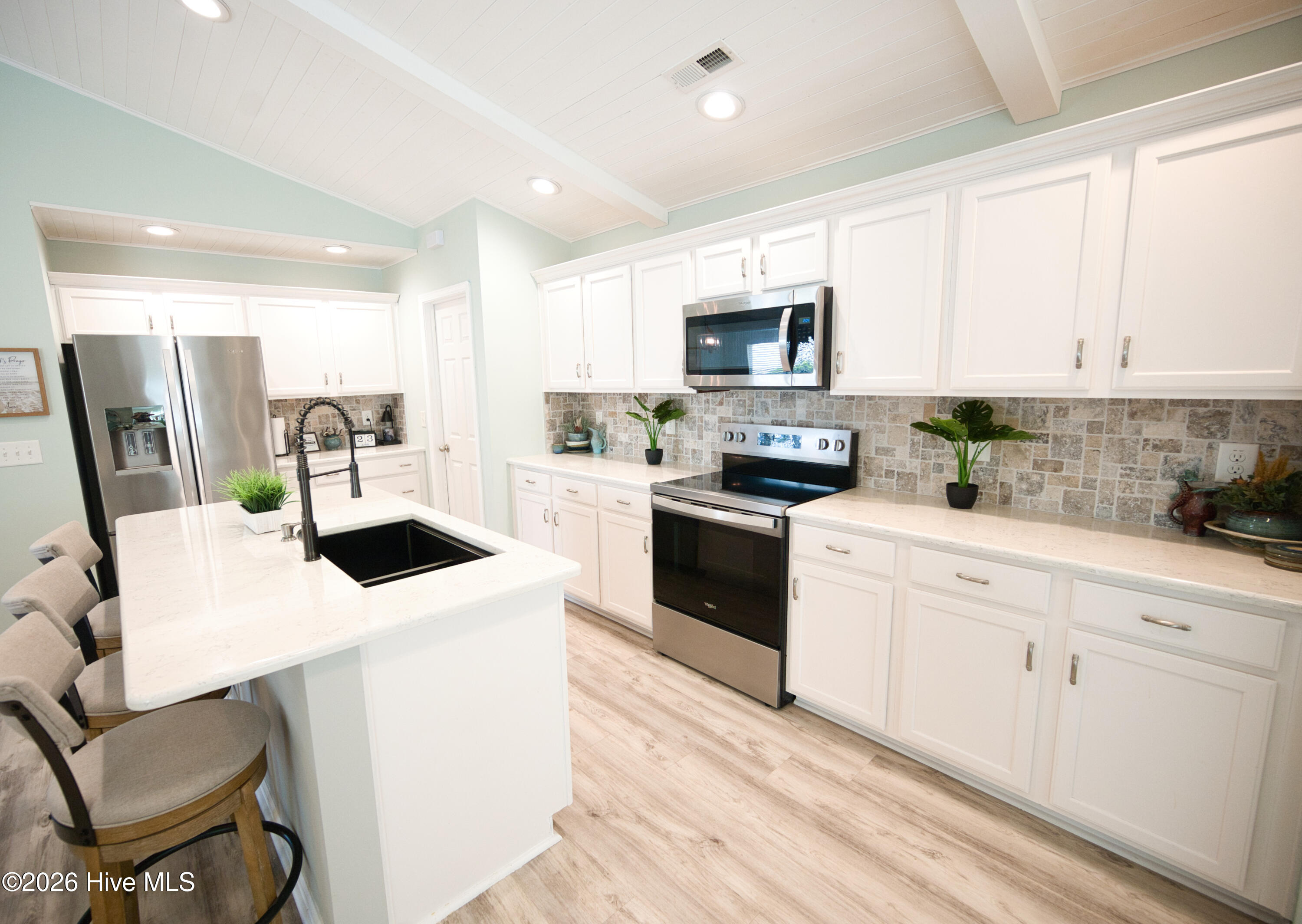 100569889 | Photo 23